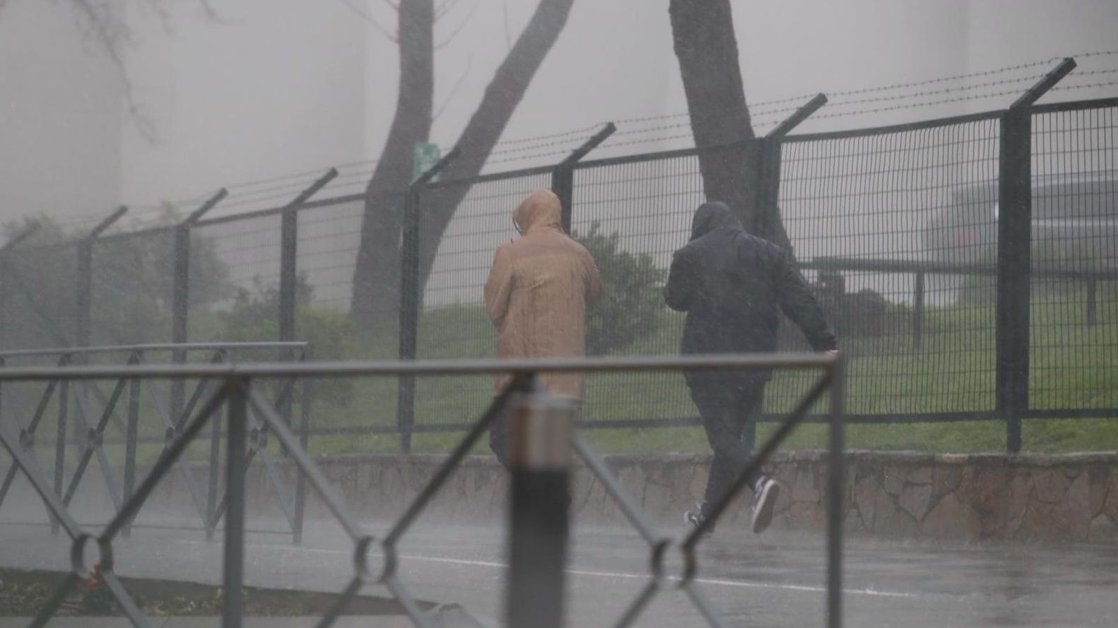 Dos personas se cubren de la lluvia, este sábado en Algeciras.