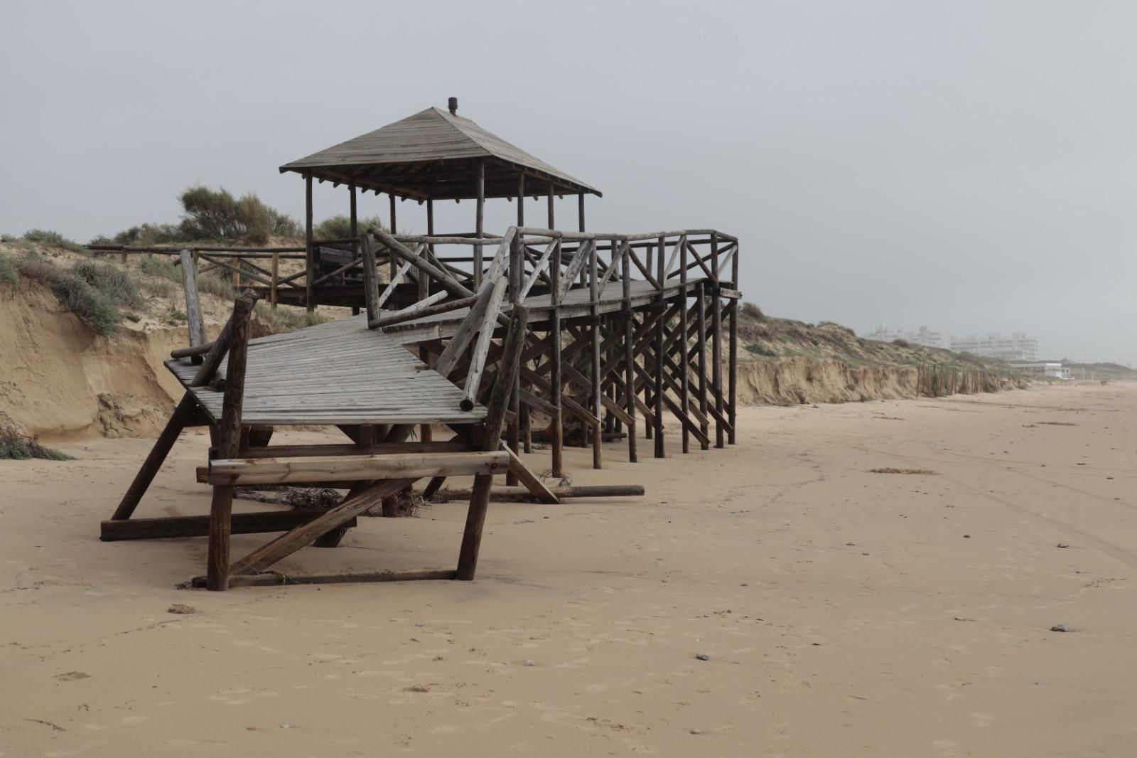 Desperfectos en los accesos de madera a las playas de Rota.