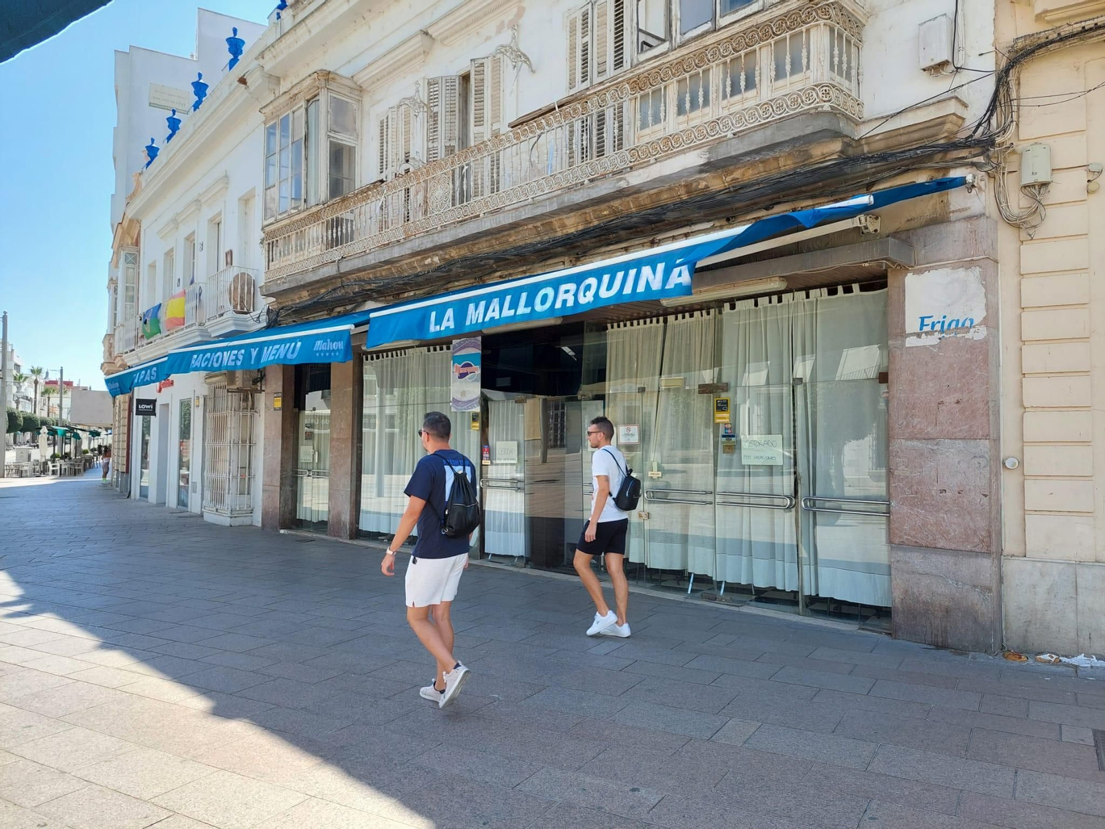 Fachada de la confitería La Mallorquina, situada a la altura de la plaza de la Iglesia.