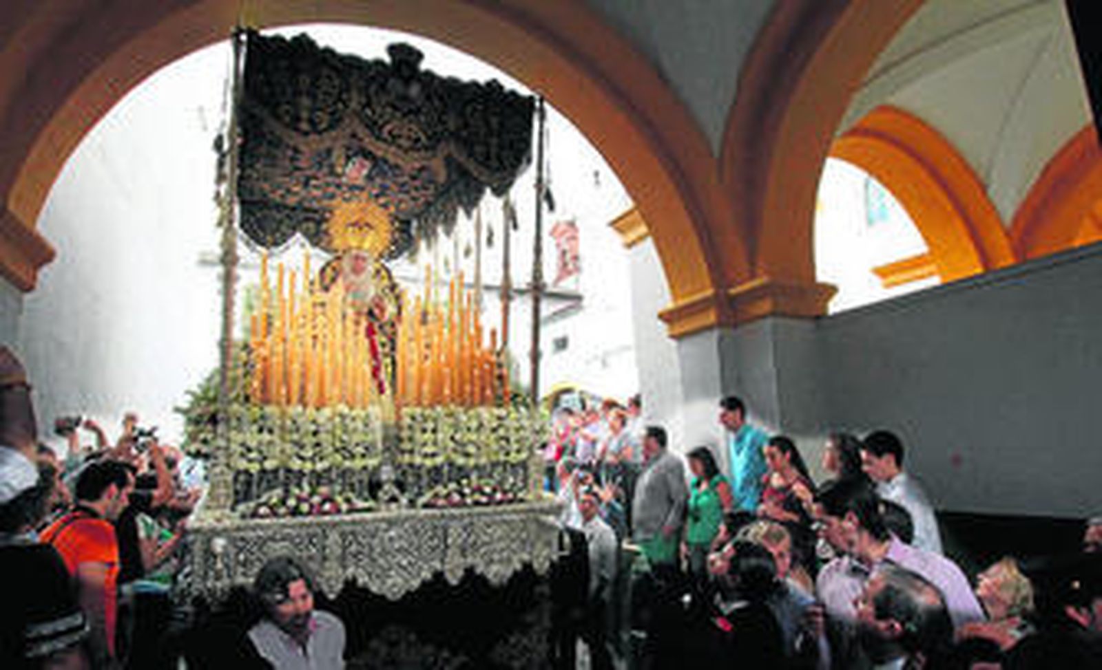 Preciosa imagen de la Virgen de la Estrella durante los primeros metros de su procesión y aún por la Escuela de San José.