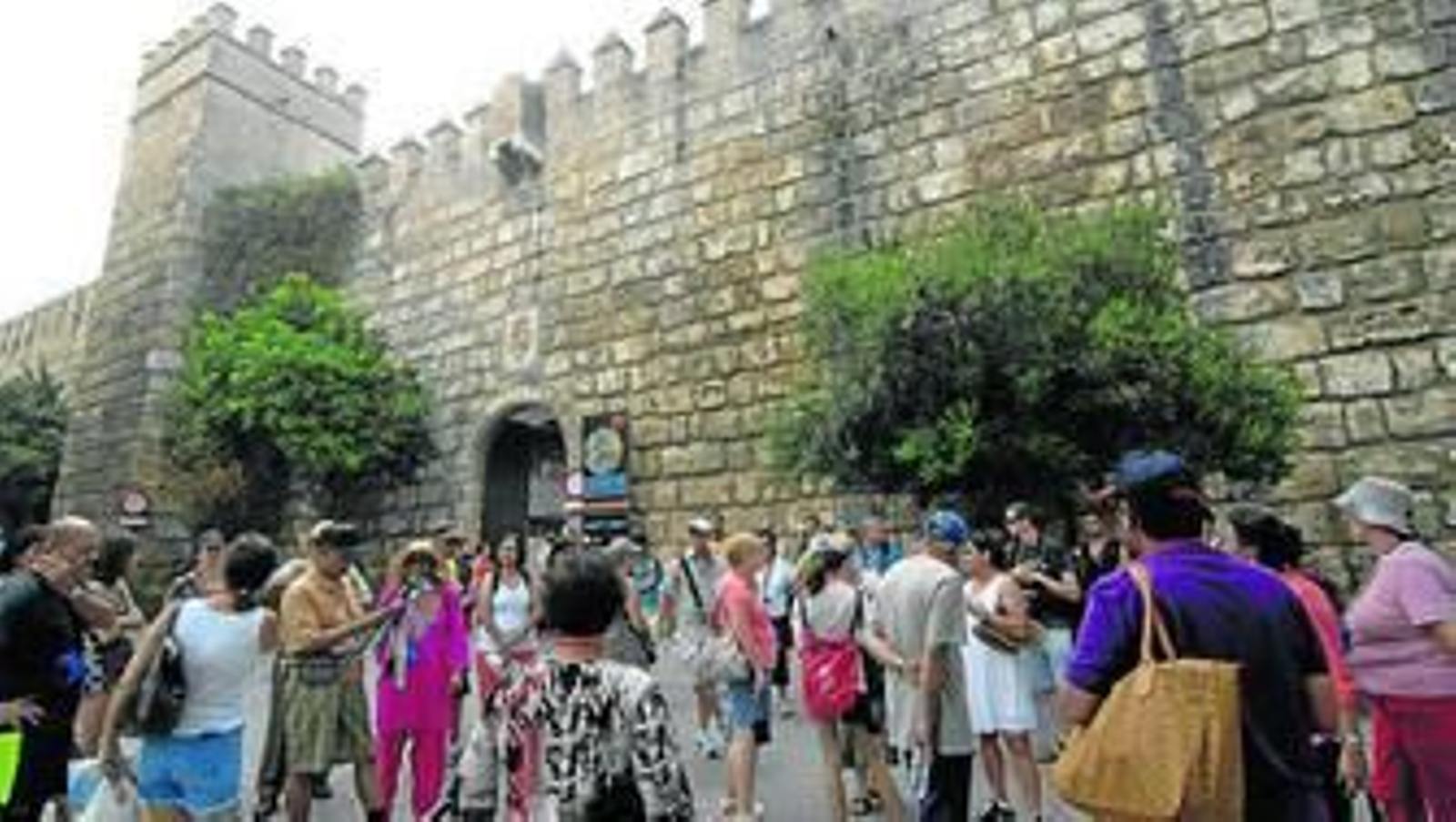 Colas de turistas en el Real Alcázar.