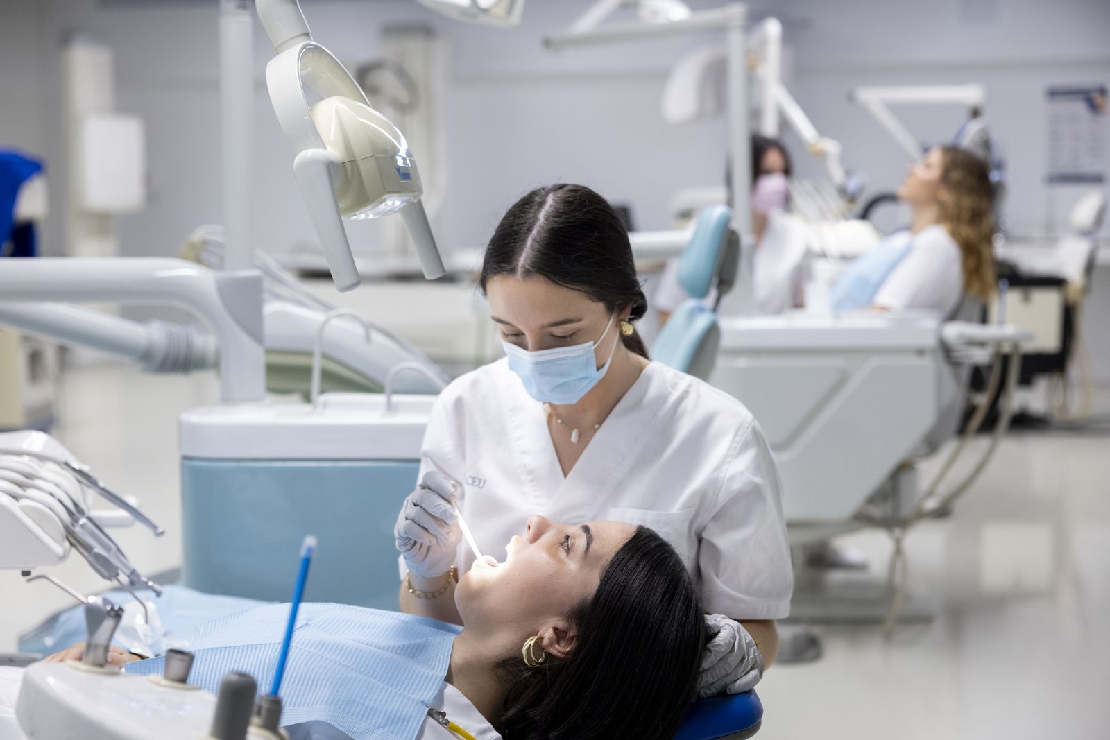 Los alumnos cuentan con recursos y espacios en el campus que les acercan desde el primer día al mercado laboral