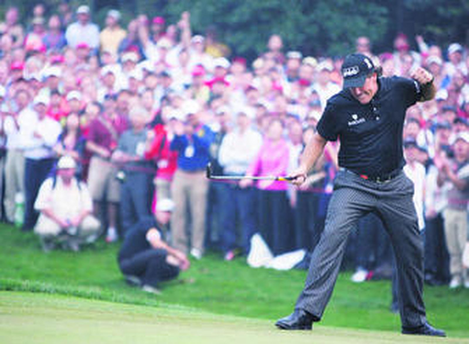 Phil Mickelson exterioriza su alegría tras el golpe que le dio el título.