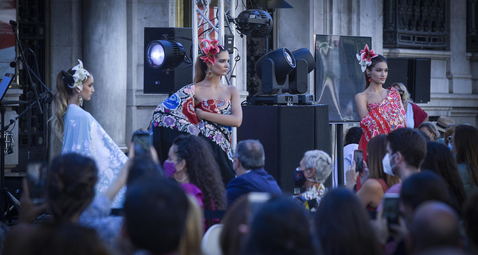 El desfile de moda flamenca de la Avenida de la Constitución, en imágenes