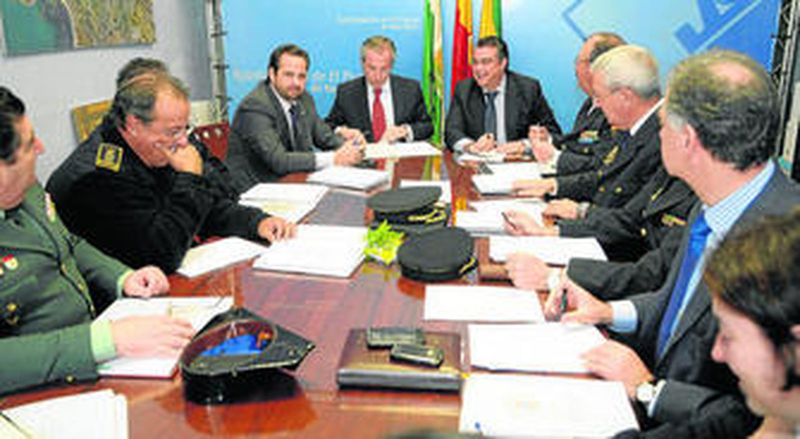 La reunión de la junta local de seguridad celebrada ayer con la asistencia del subdelegado de Gobierno y responsables de los distintos cuerpos.