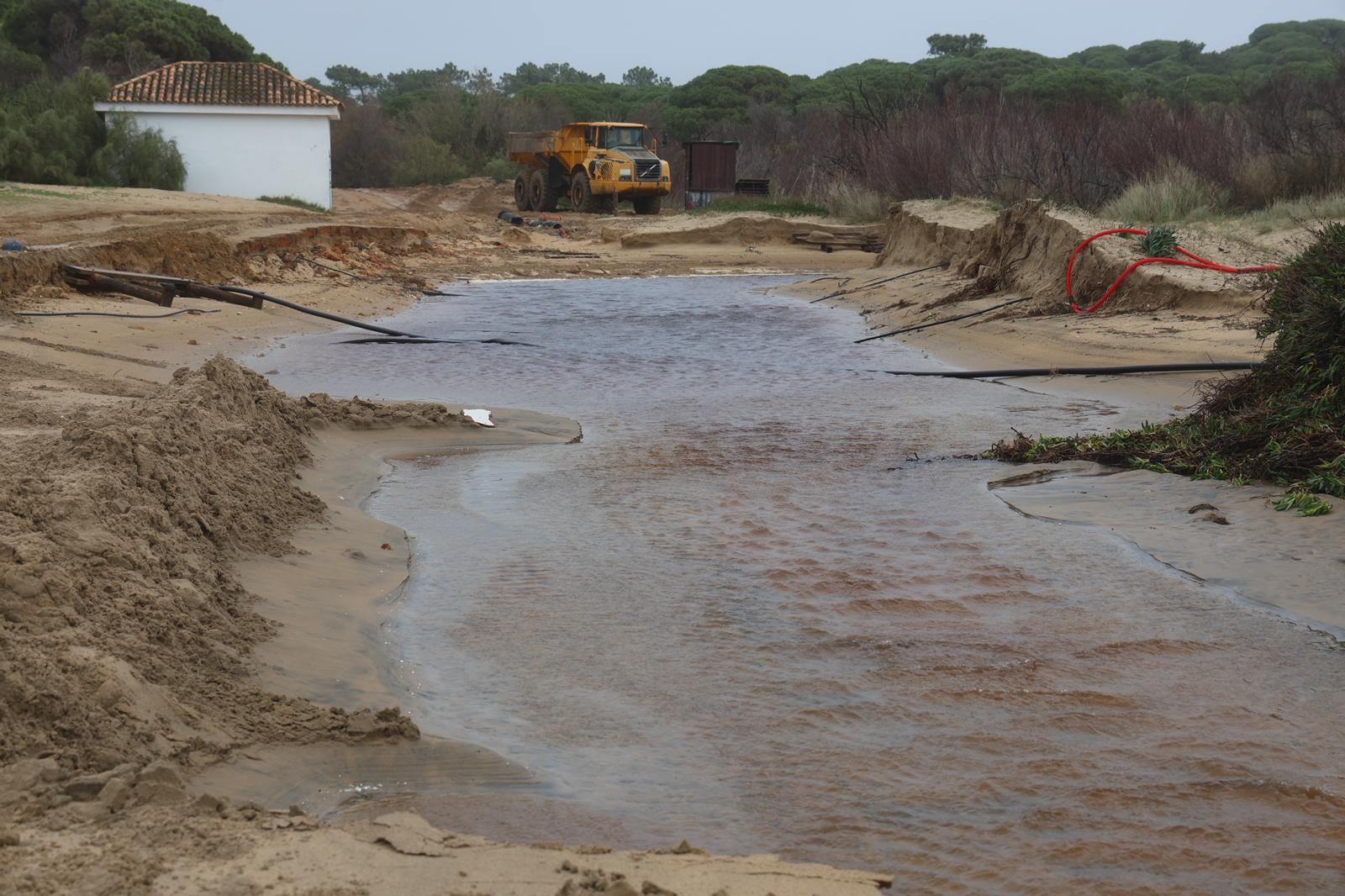 Casas destrozadas en El Portil junto a la línea de playa por el temporal: impactantes fotografías de los daños