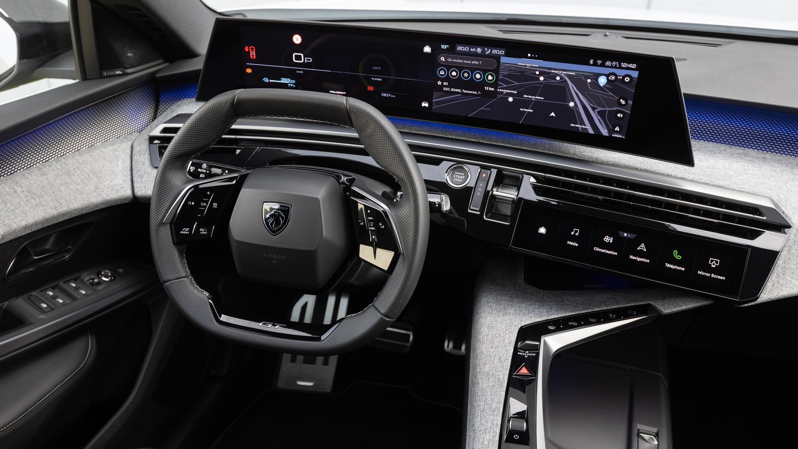 En los 3008 con acabado GT la pantalla es de 21" y tiene una forma ligeramente curvada. Parece suspendida en el aire y su resolución es magnífica.