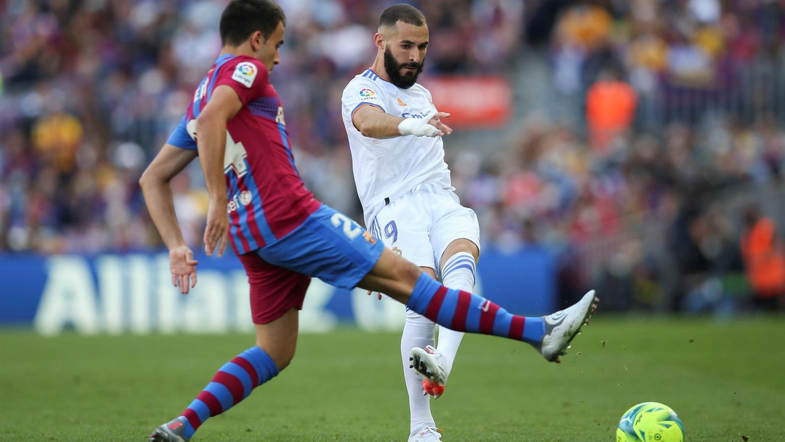 El delantero francés del Real Madrid Karim Benzema dispara a puerta en el clásico de la pasada temporada