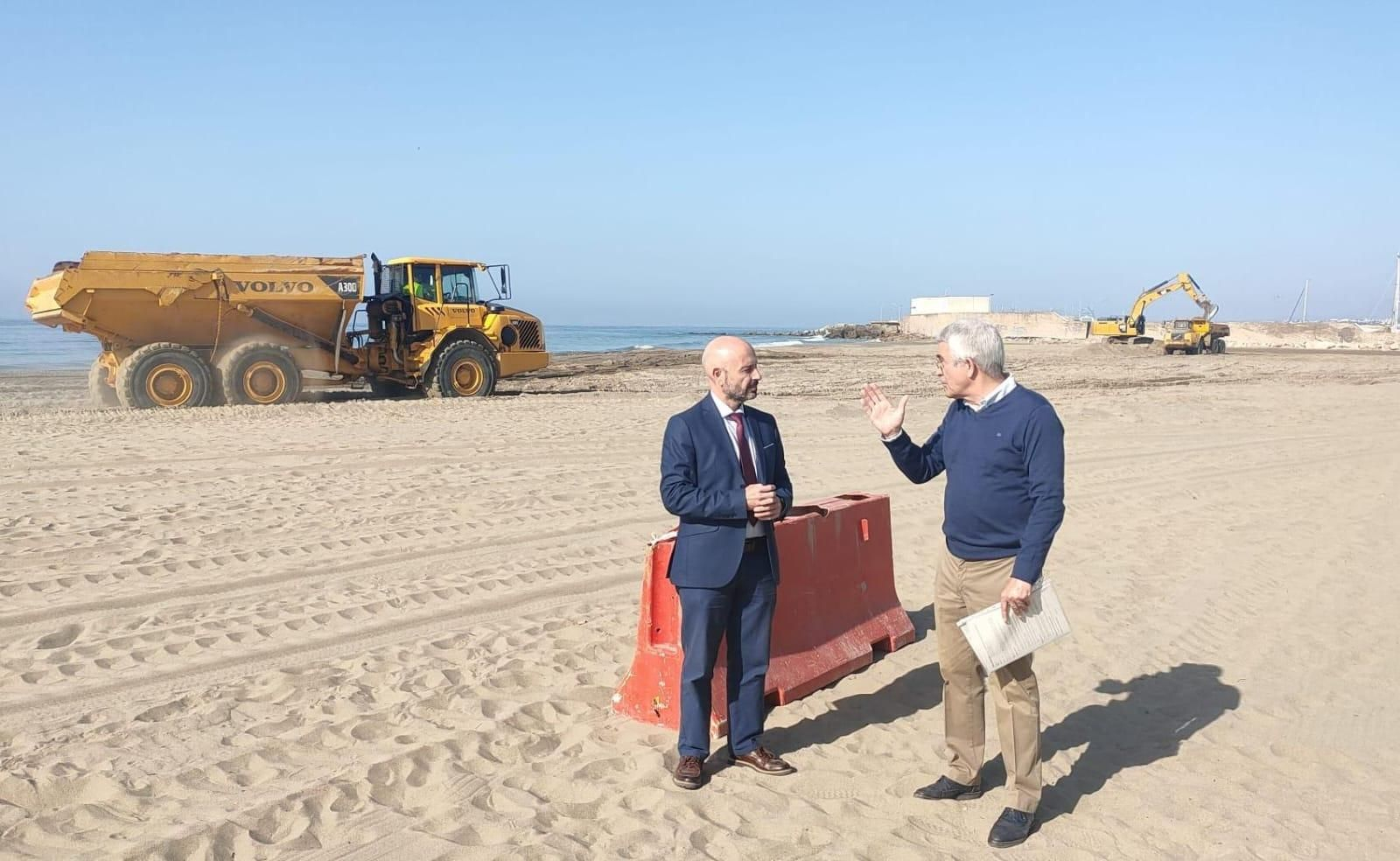Javier Salas, subdelegado del Gobierno, en una visita a la playa de Marbella, junto al jefe de la Demarcación de Costas, Ángel Castiñeira.