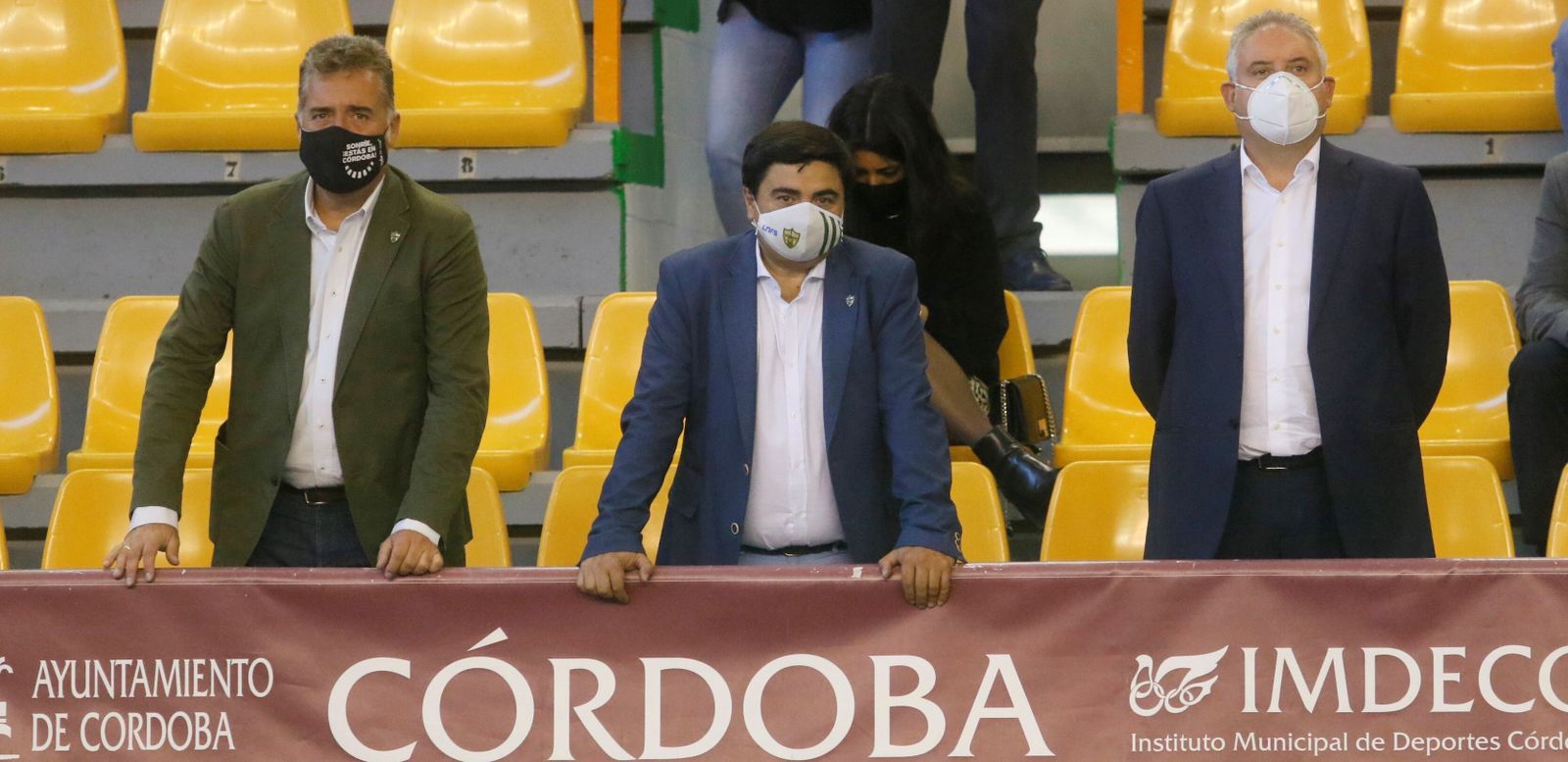 José García Román, en el centro de la imagen, en el palco de Vista Alegre.