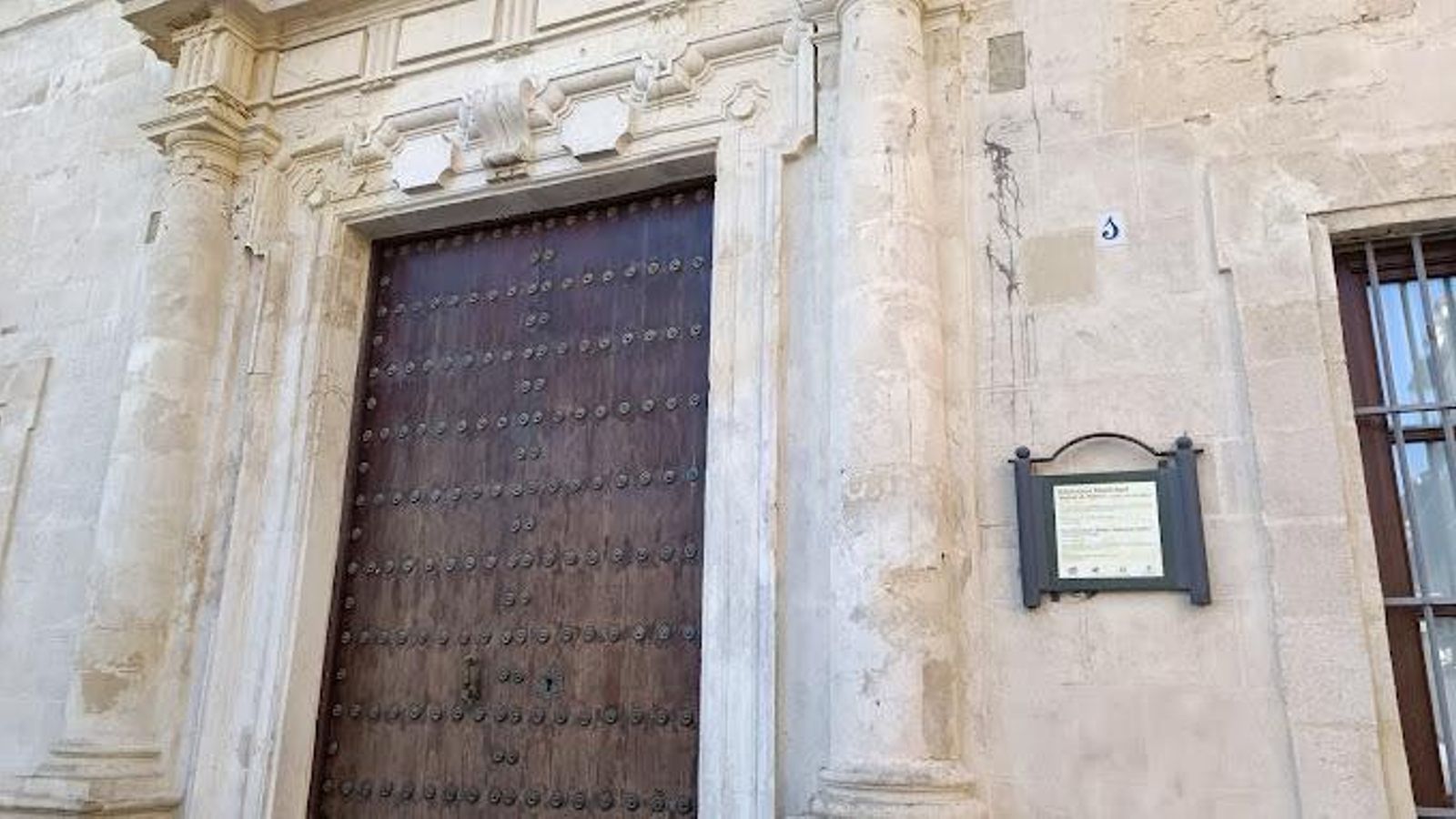 Biblioteca de SAnlúcar y antiguo Cabildo.