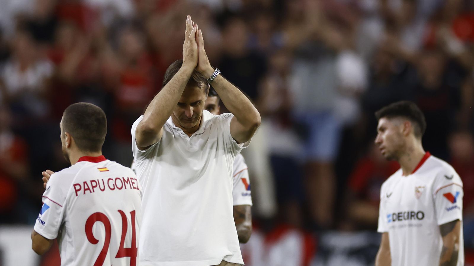 Lopetegui aplaude a la afición sevillista en el final de su periplo como entrenador nevionense.