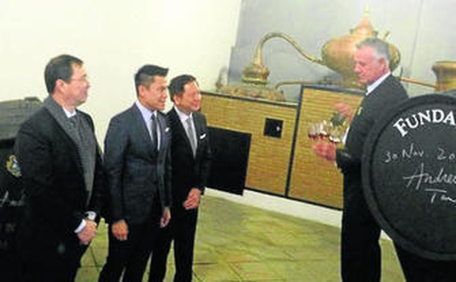 Andrew Tan (tercero por la izqda.), junto a su hijo Kevin y Winston Co, el lunes durante su visita a la bodega Domecq.