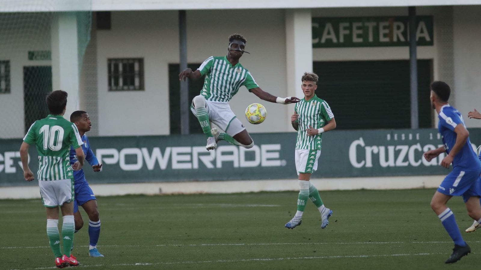 El centrocampista Paul salta para despejar el balón.