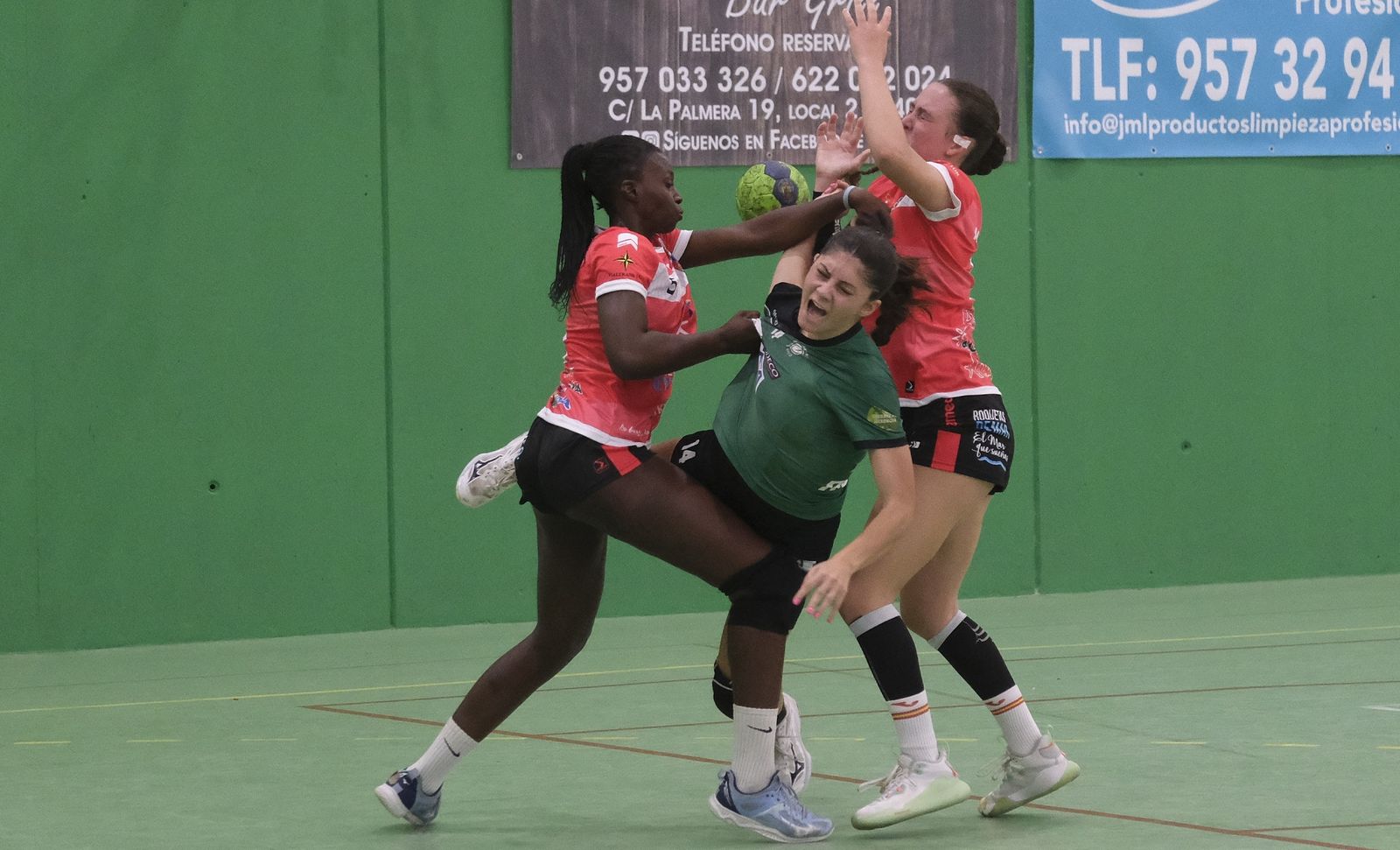 Lucía Vacas es presionada por dos jugadoras del Roquetas.