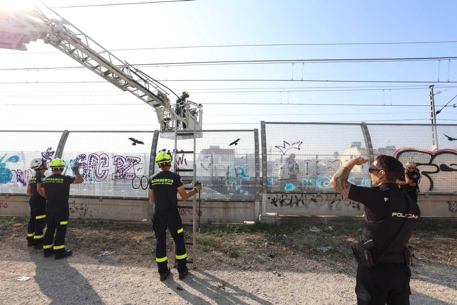 Rescate de un anciano desorientado en las vías del tren