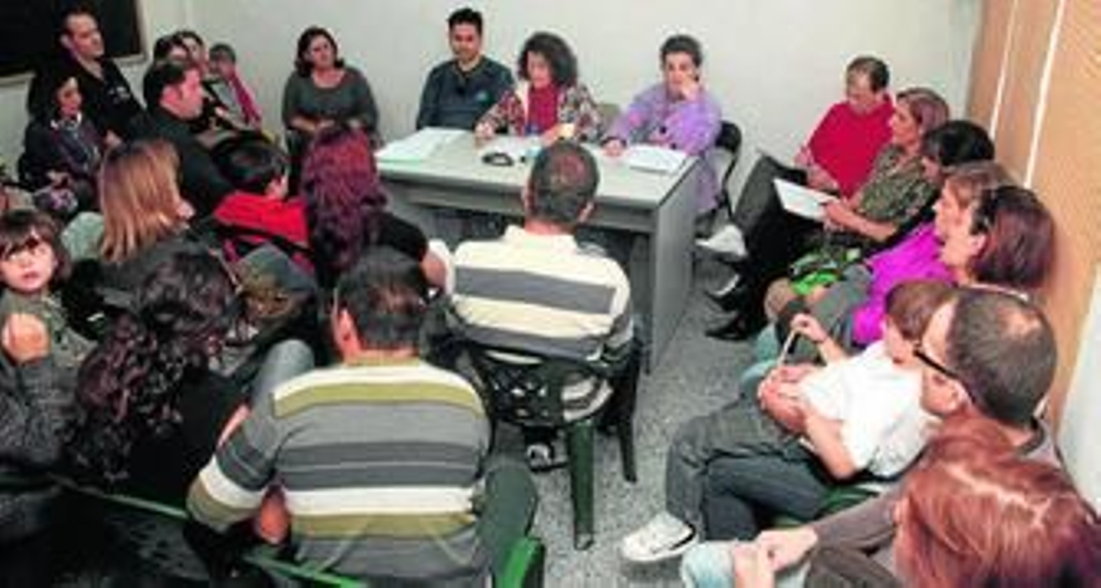 Las asociaciones de padres de tres colegios de La Zubia, durante una asamblea.