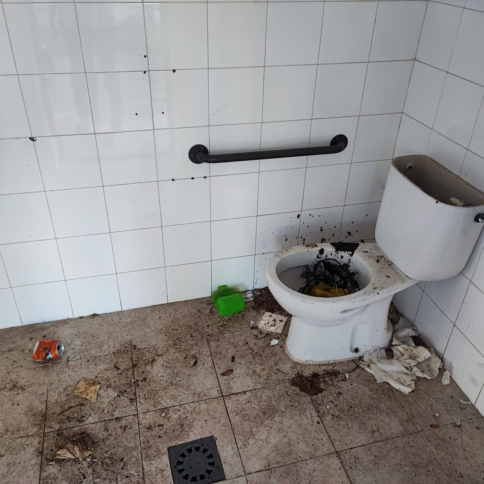 Aseos del Parque del Oeste, en una imagen difundida por el PP de San Fernando