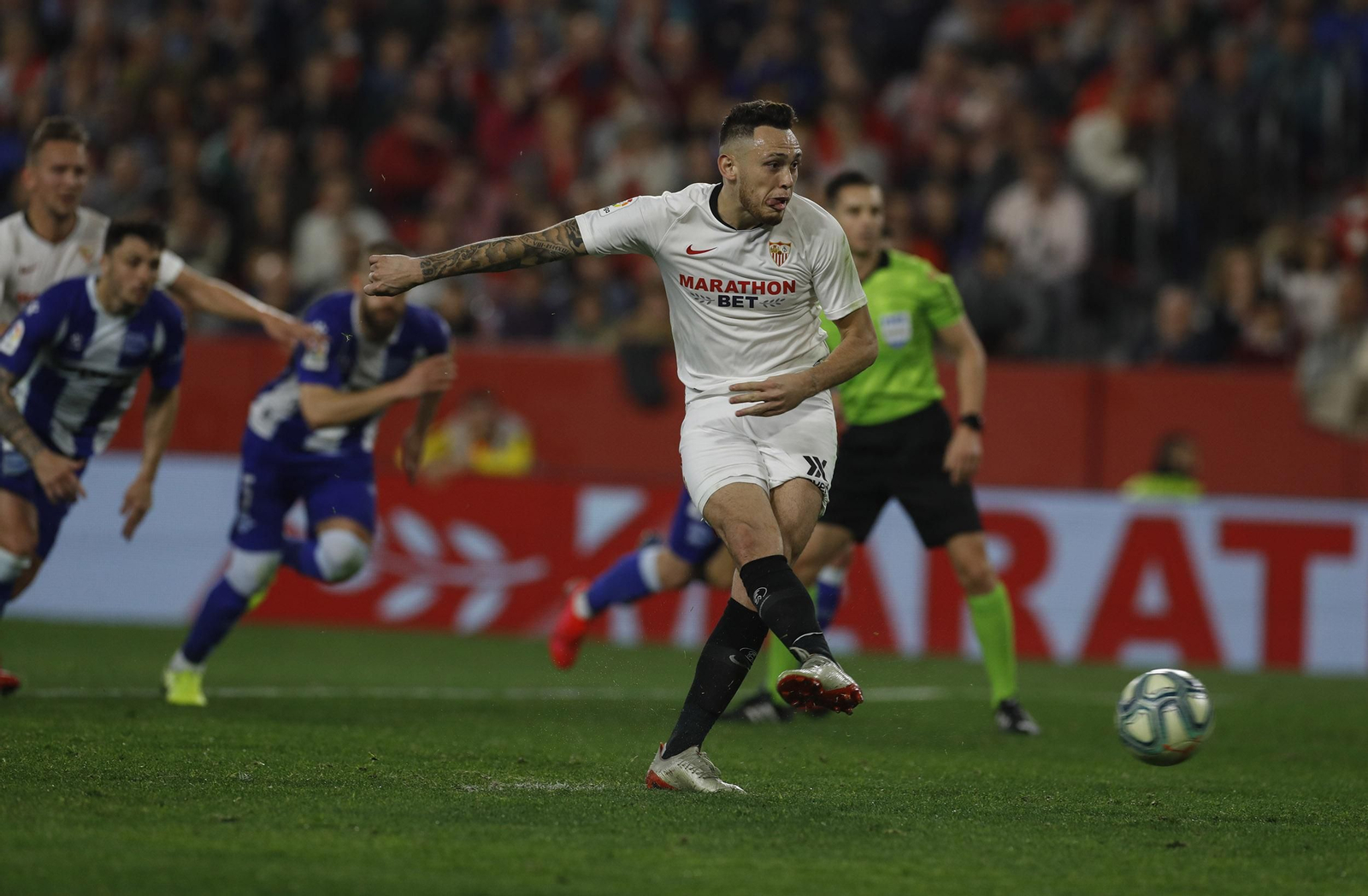 Ocampos engaña a Pacheco en el lanzamiento de penalti.