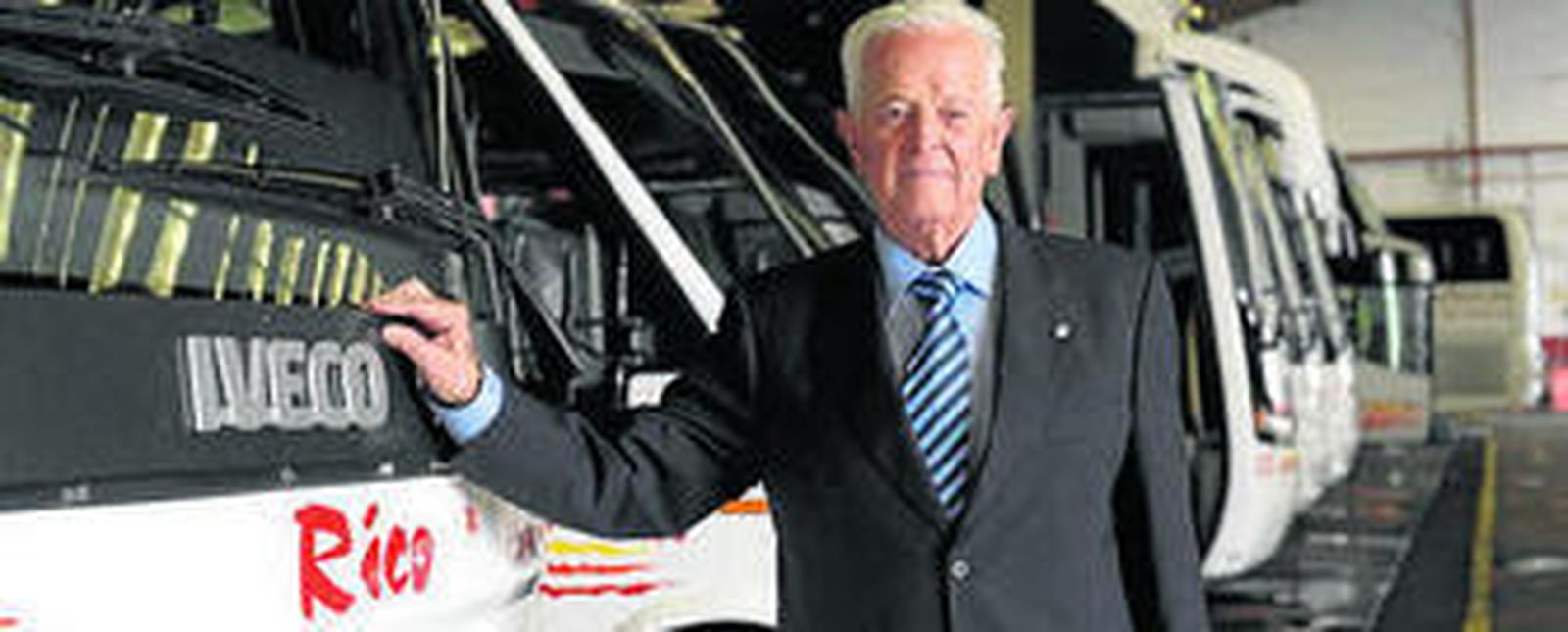 Ángel Juan Rico, ante su flota de autocares, en una imagen de 2011.