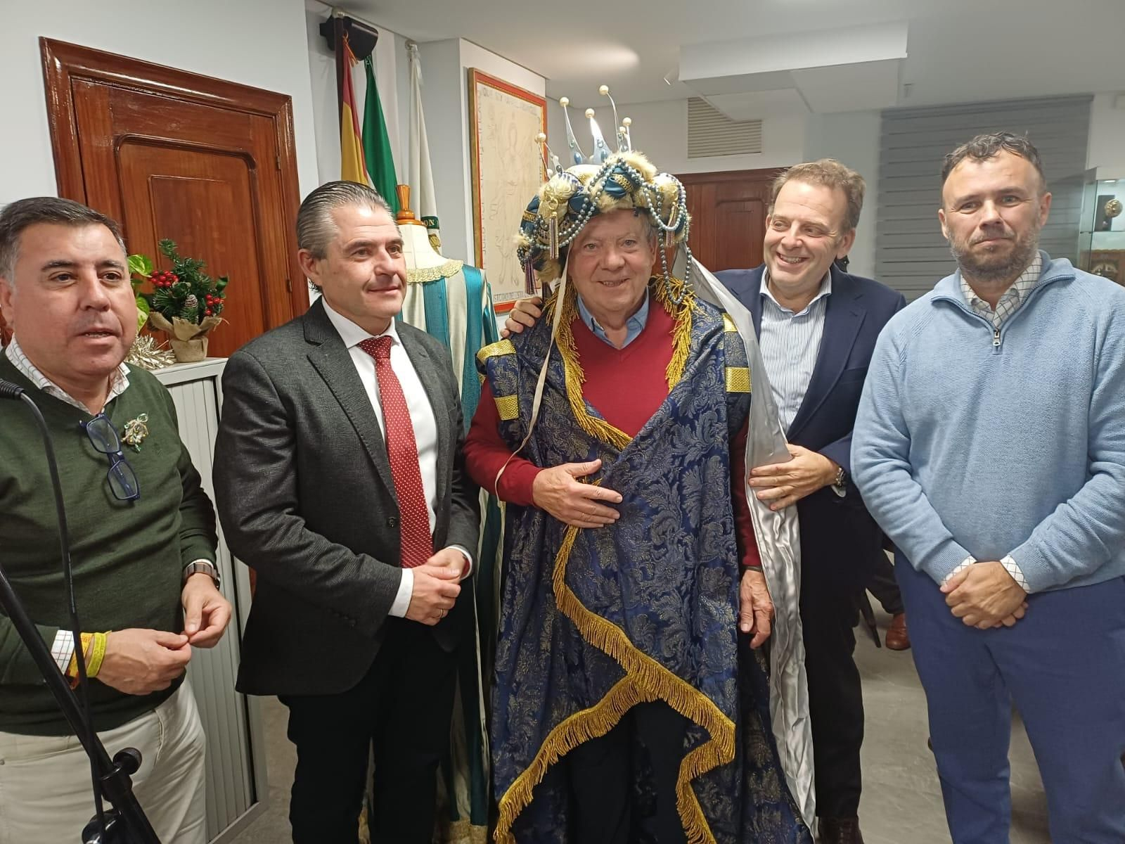 El padre de Jesús Sánchez, ausente por motivos laborales, investido como Rey Melchor.