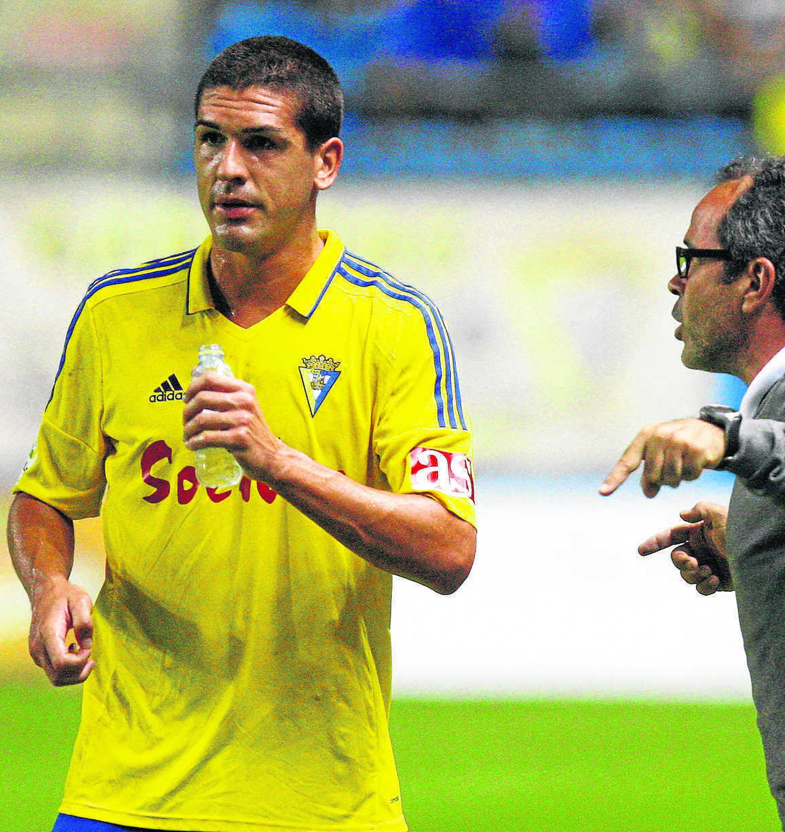 Cervera  da instrucciones a Garrido en un partido.