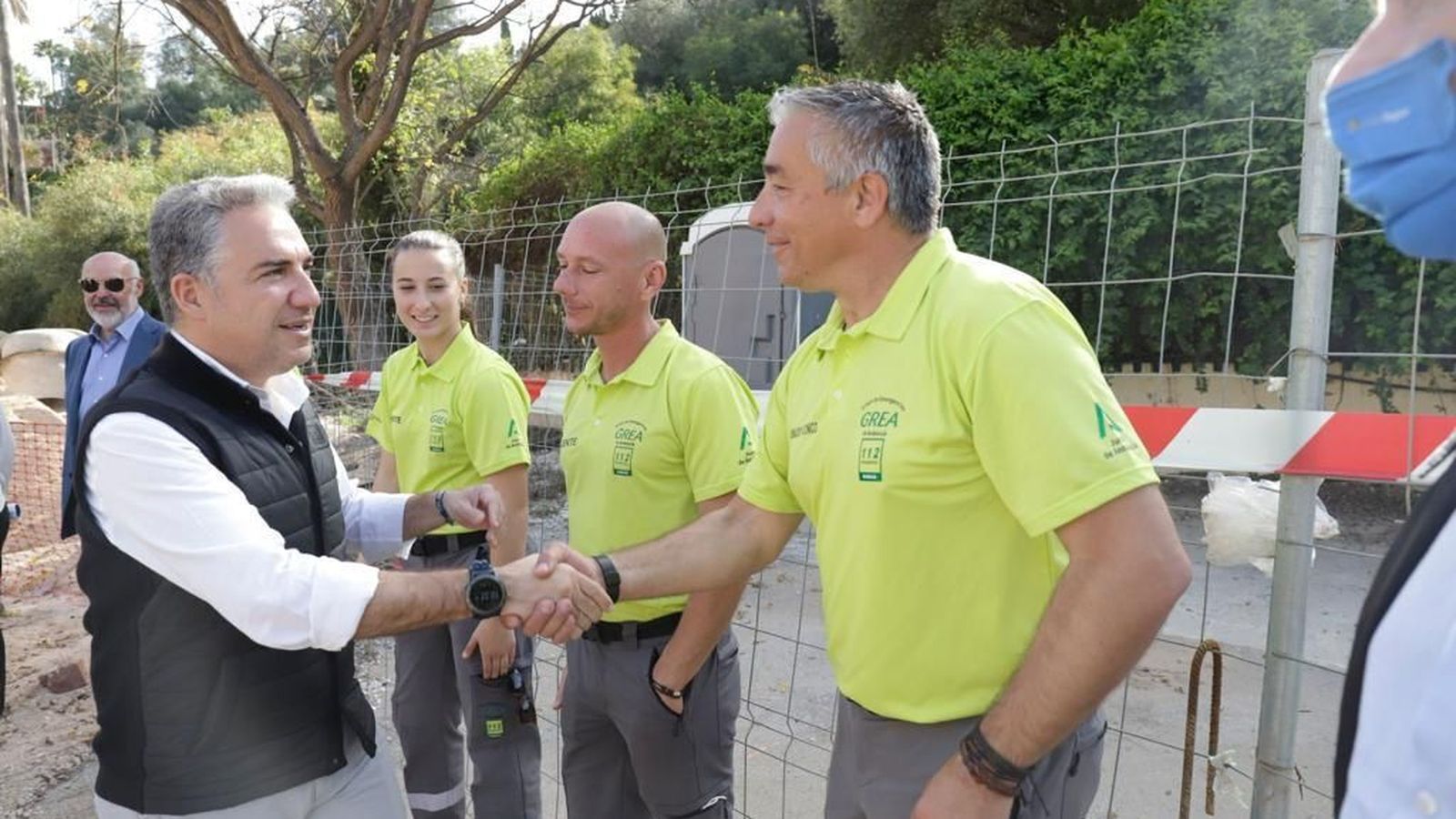 Bendodo saluda a varios de los trabajadores