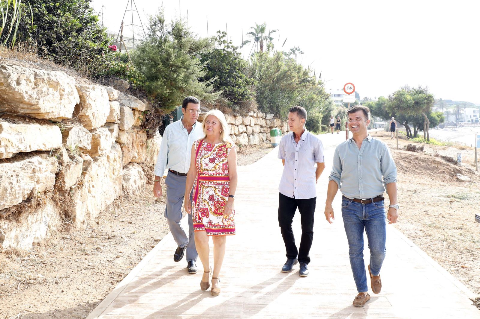 La alcaldesa de Marbella visita la construcción del resto del trazado.