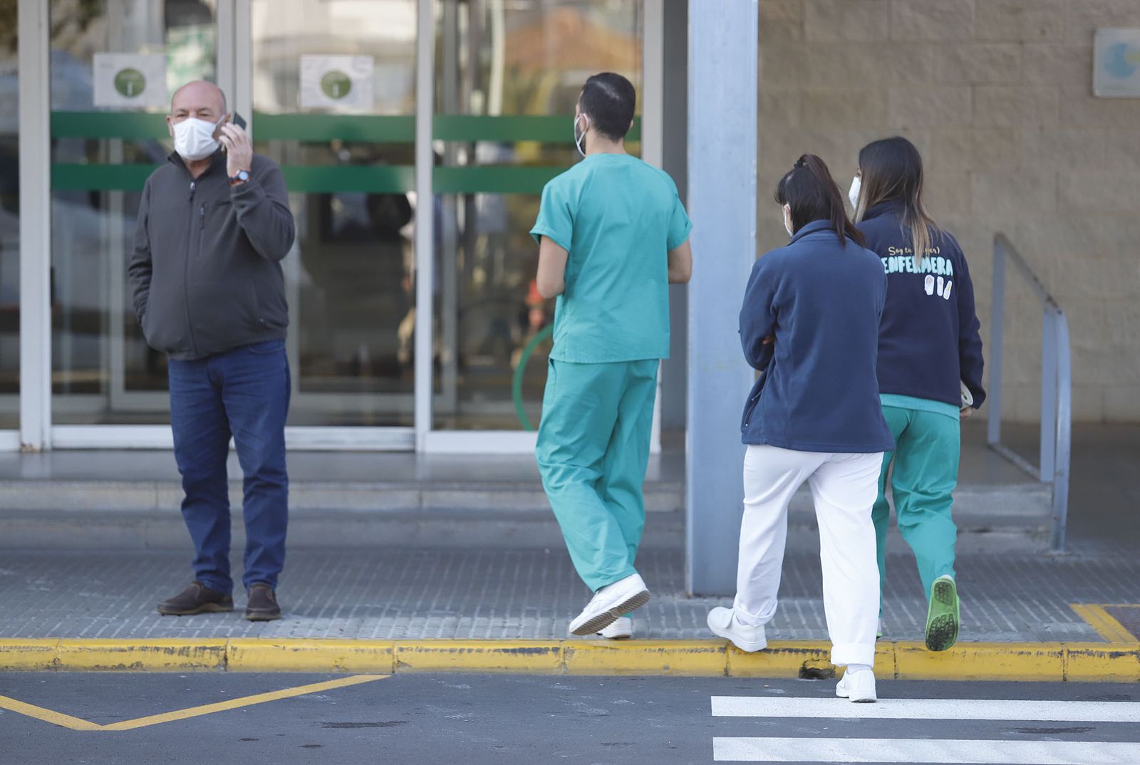 Profesionales sanitarios a la entrada del Juan Ramón Jiménez en la mañana de ayer.