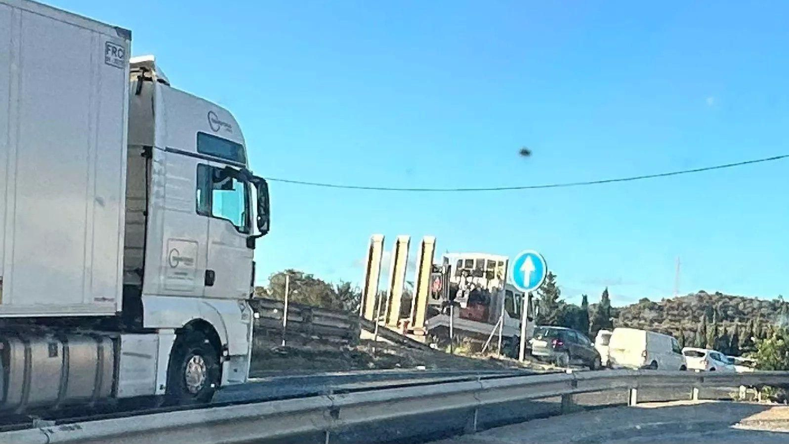 Camión accidentado que provocó 12 kilómetros de atasco a la entrada de Málaga.