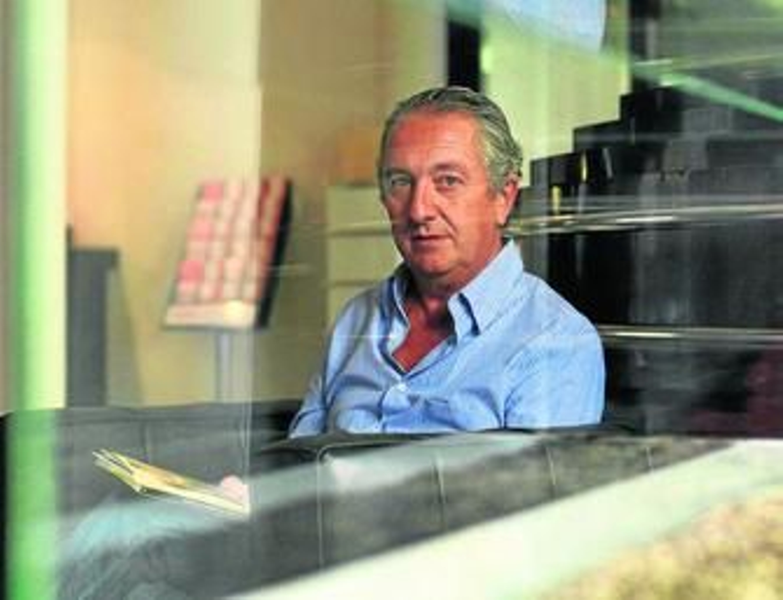 José Antonio Garriga Vela, con 'El anorak de Picasso' en sus manos.