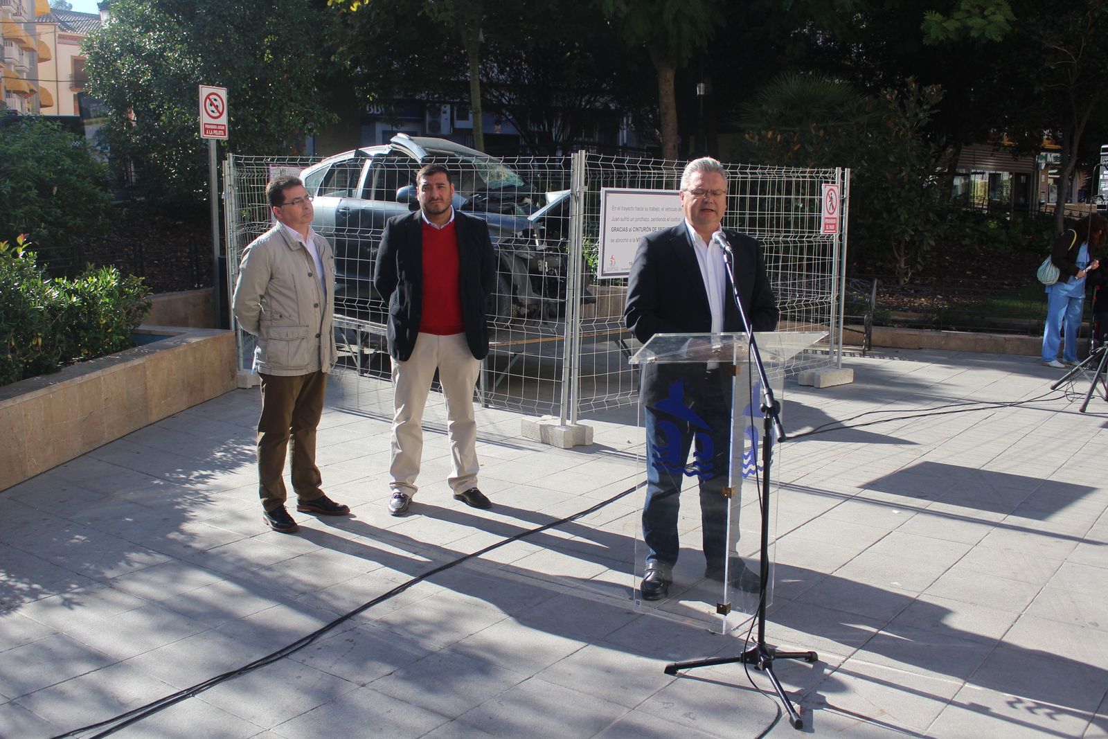 El alcalde, en el Romeral, con un vehículo accidentado al fondo.