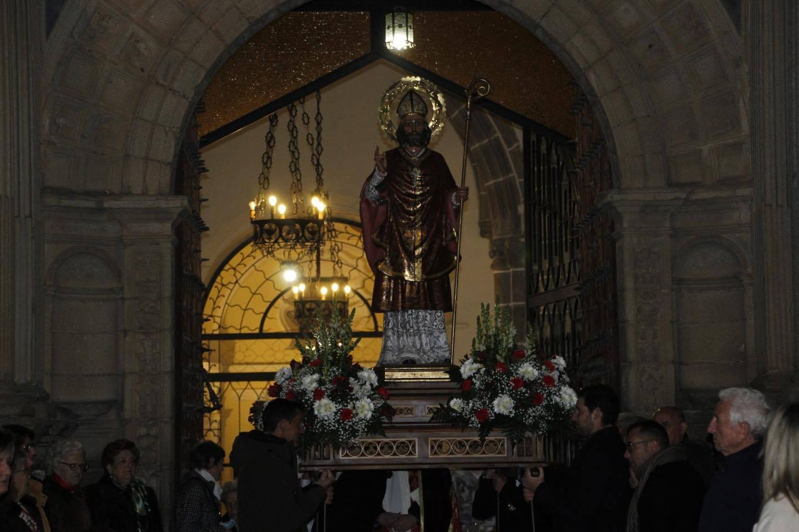 San Blas recorre las calles de Hinojosa del Duque, en imágenes