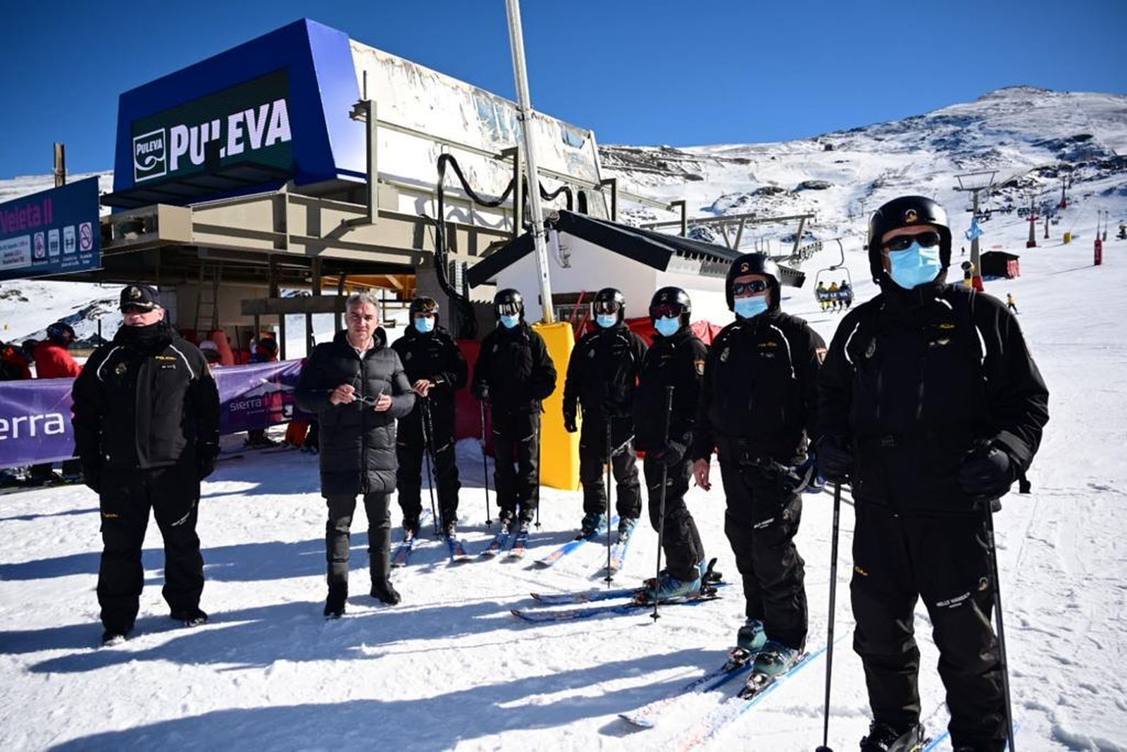 Efectivos de la Policía Adscrita y el consejero Elías Bendodo, ayer en Sierra Nevada