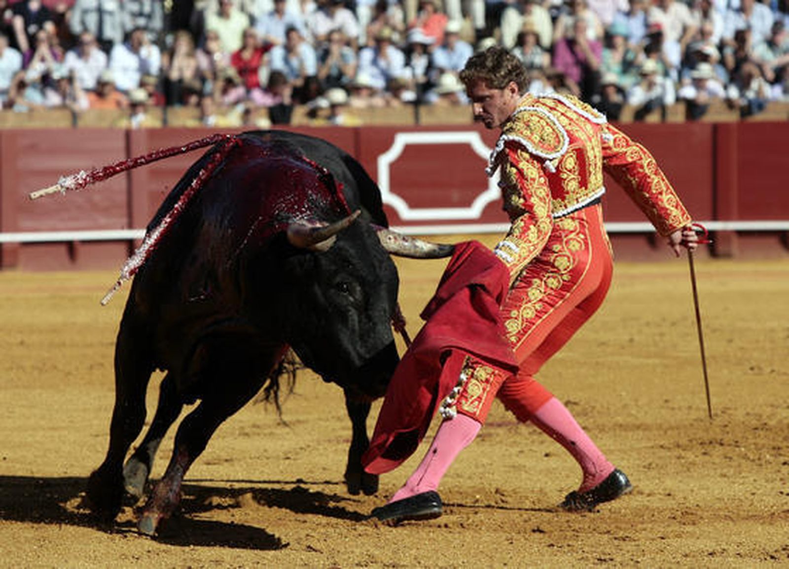 José Luis Moreno abre la última tarde de Feria en la Maestranza.  Foto: Juan Carlos Muñoz