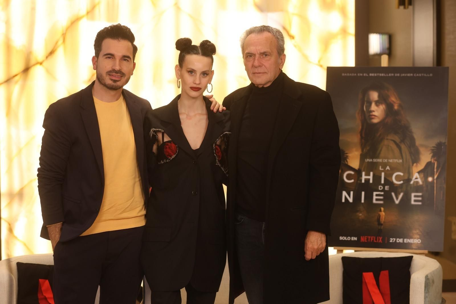 Javier Castillo, Milena Smit y José Coronado antes de la entrevista. Javier Castillo, Milena Smit y José Coronado antes de la entrevista.