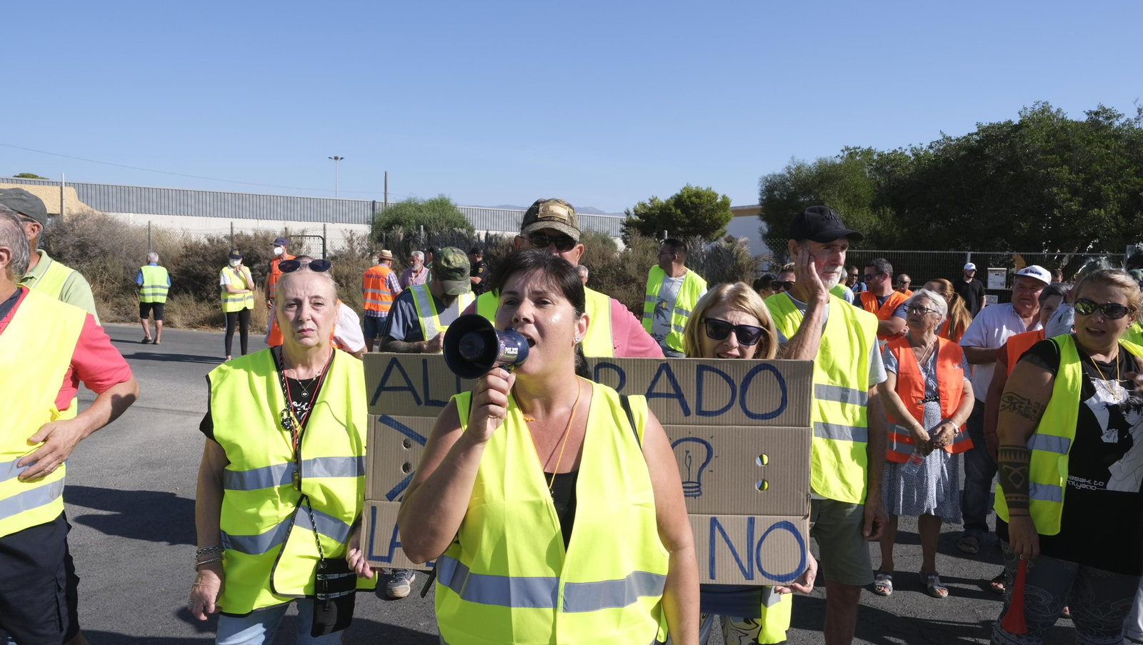 Protestas de los vecinos de los cortijos de La Cañada por la falta de iluminación