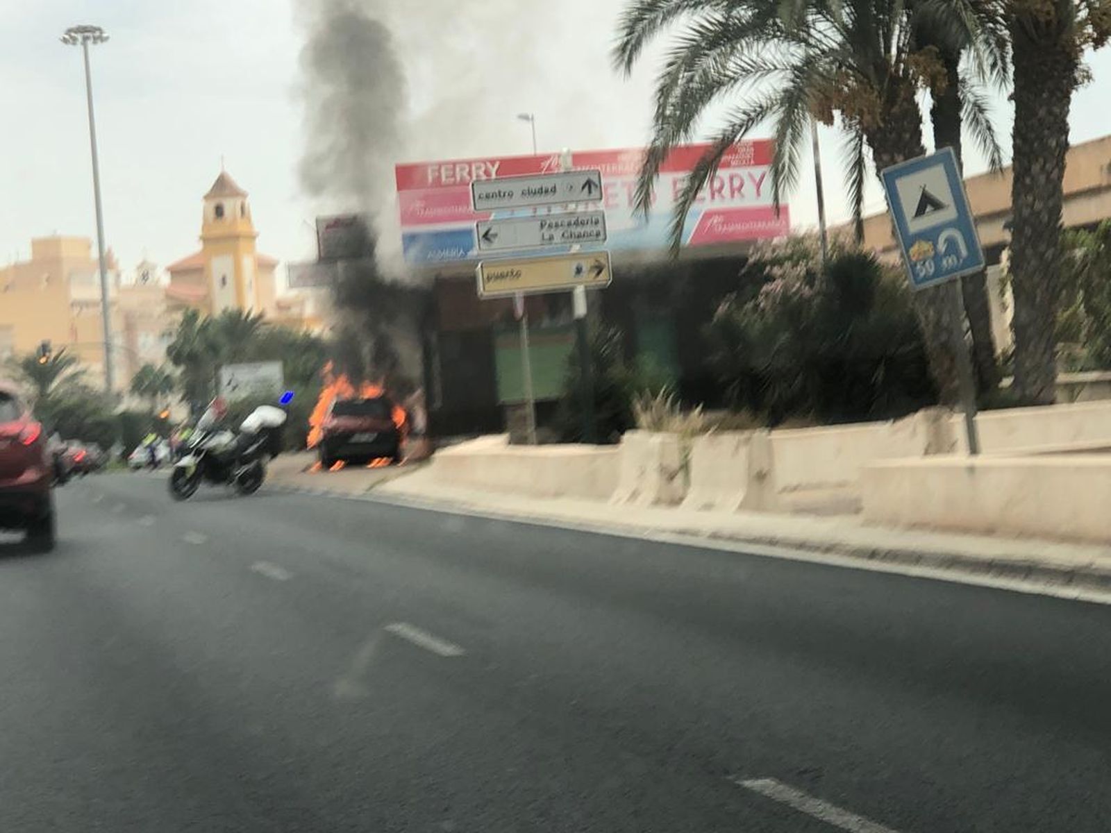 Arde un turismo en la rotonda de Pescadería