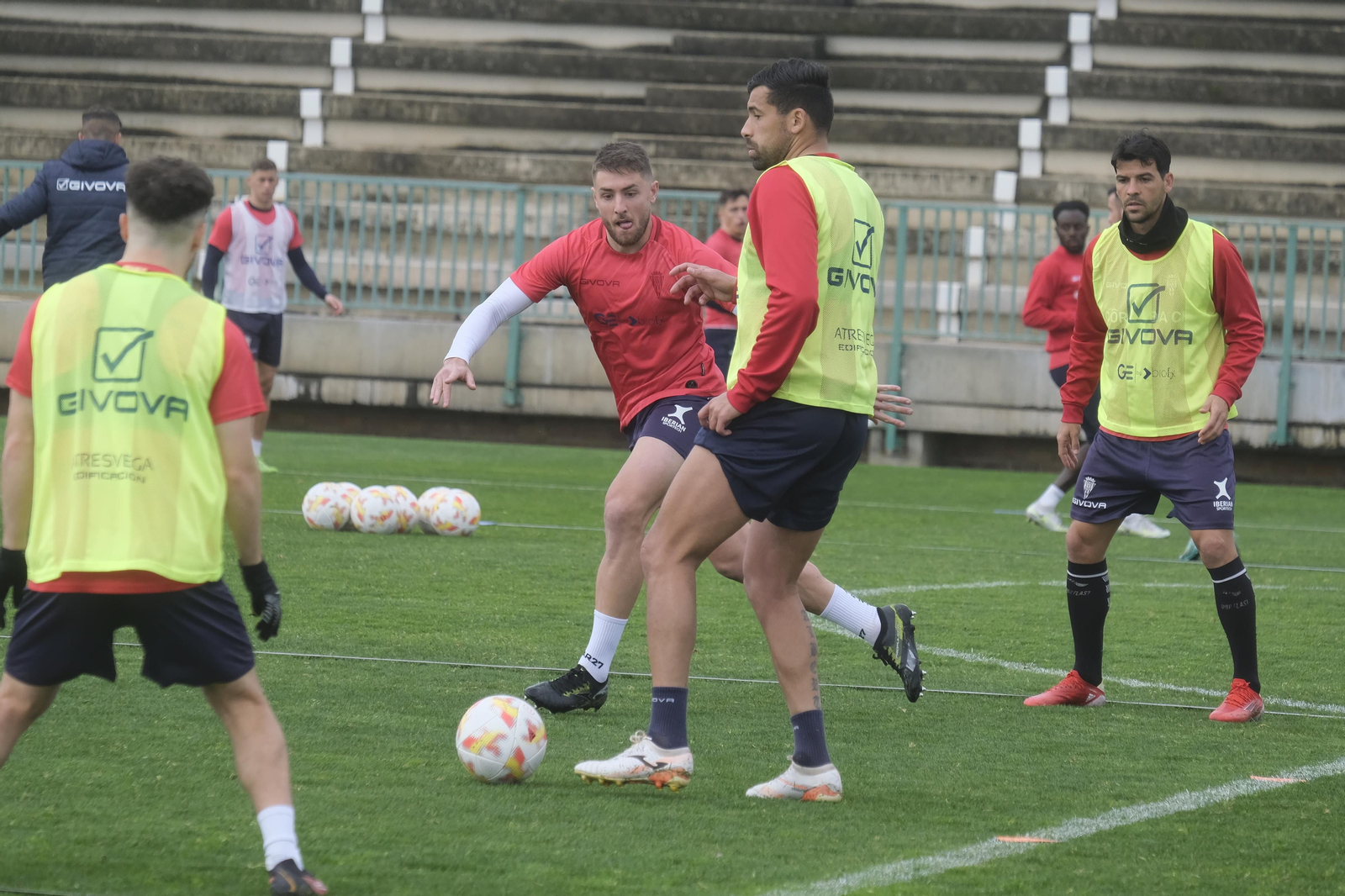 Alberto Jiménez pasa un balón ante la mirada de Casas y José Ruiz durante un entrenamiento.