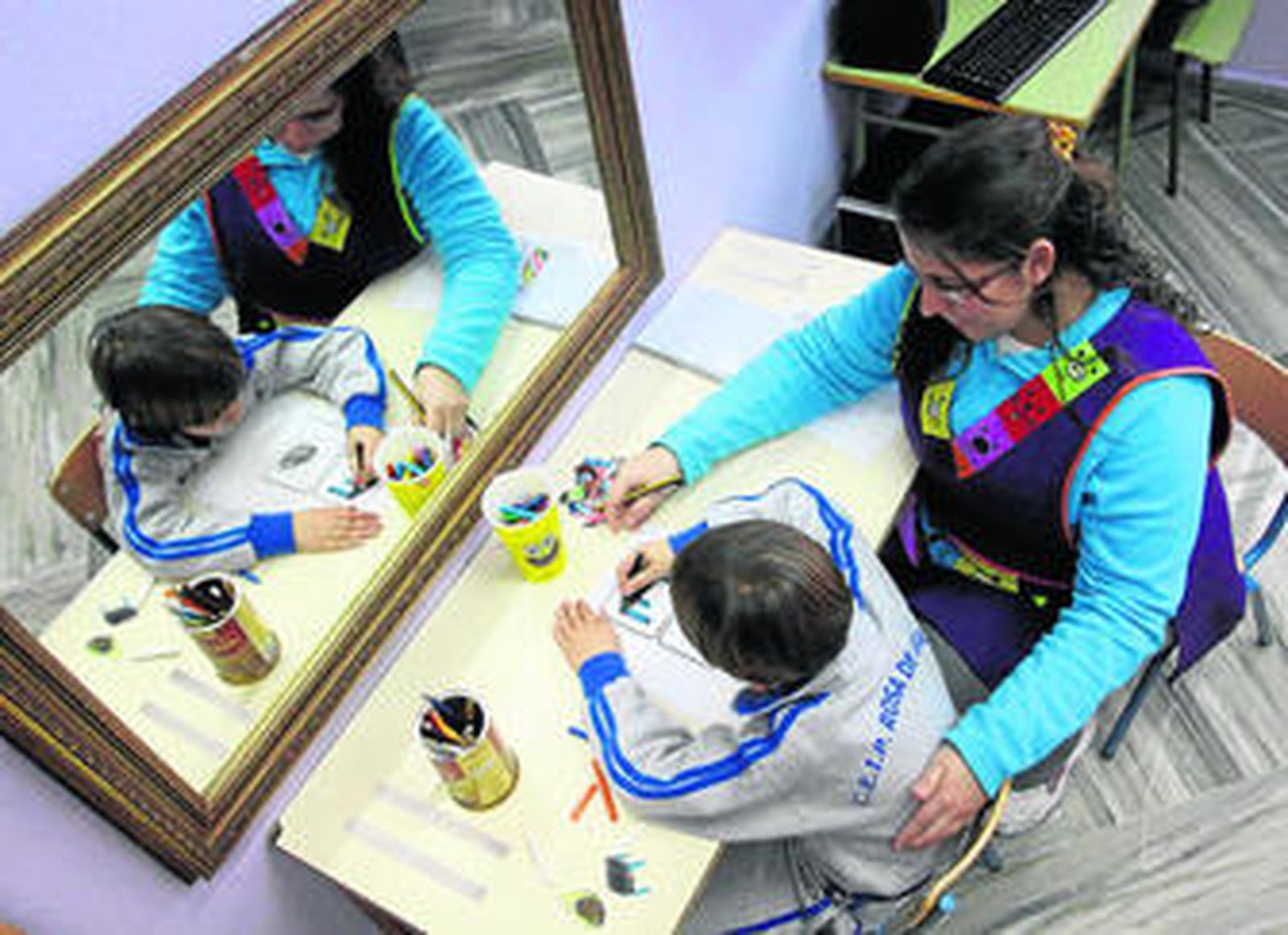 Una trabajadora del centro de atención temprana de Aspahidev durante una sesión con un niño.