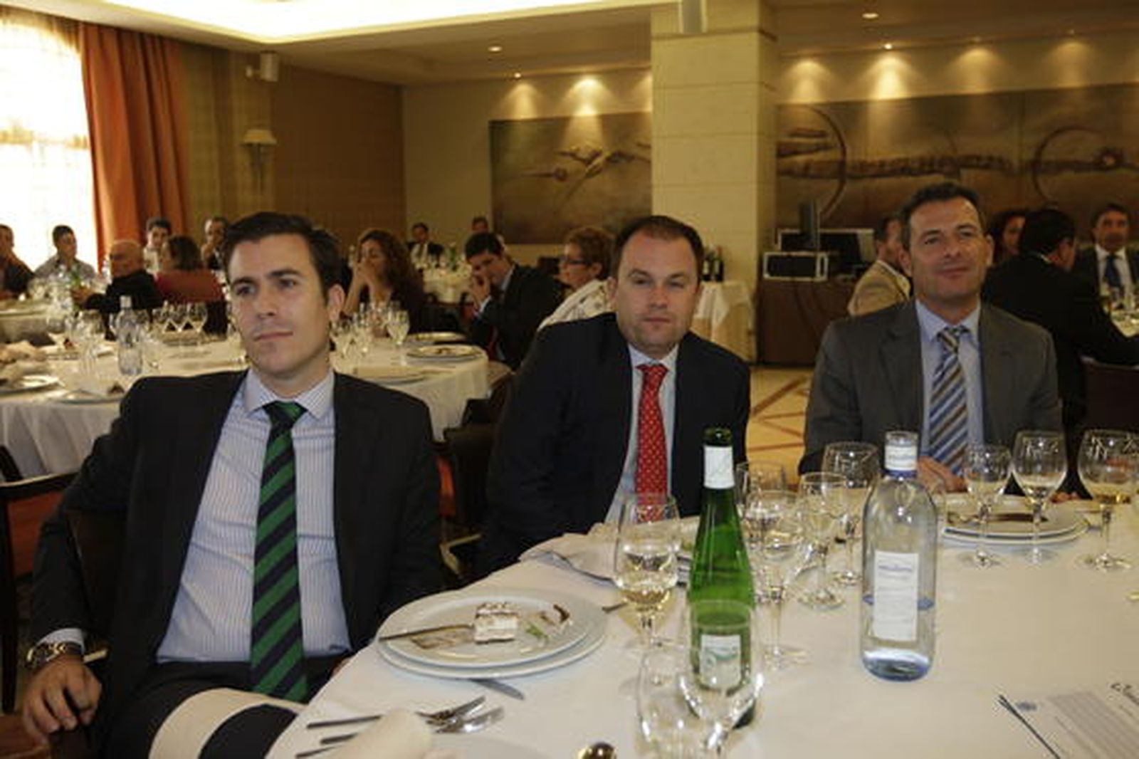 Fernando Moraguega (Popular Banca Privada), Ignacio García del Banco Popular y Antonio Jesús González, gerente de Unicaja Voleibol.

Foto: Fran Leonardo