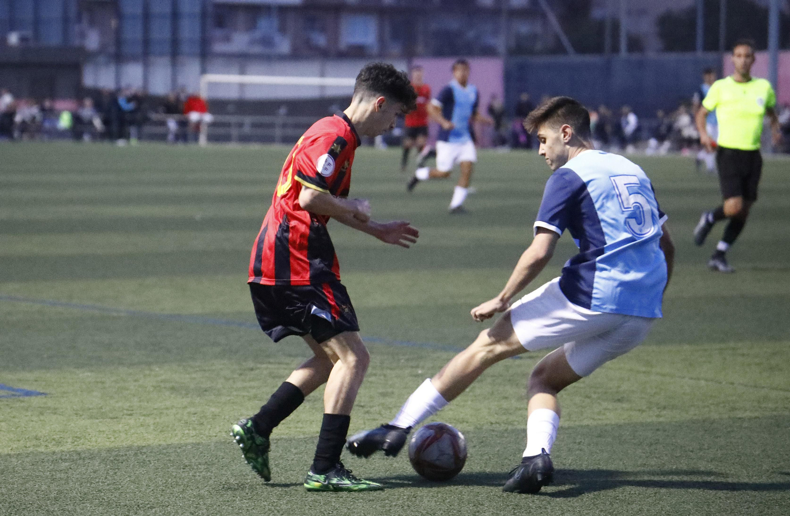 Davilillo presiona el balón al jugador del San Félix.