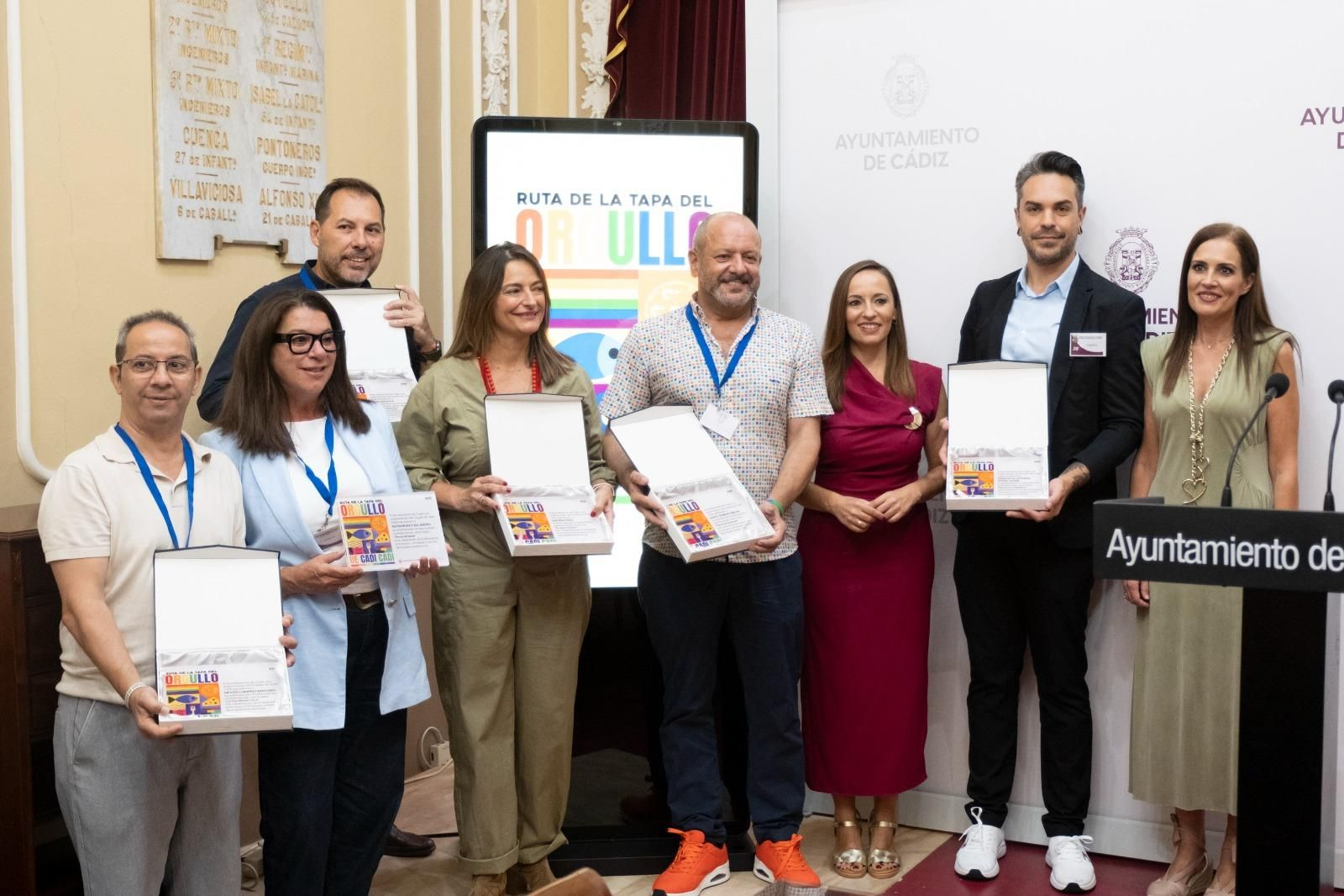 Representantes de algunos de los establecimientos distinguidos en Ruta de la Tapa del Orgullo de Cadi Cadi.