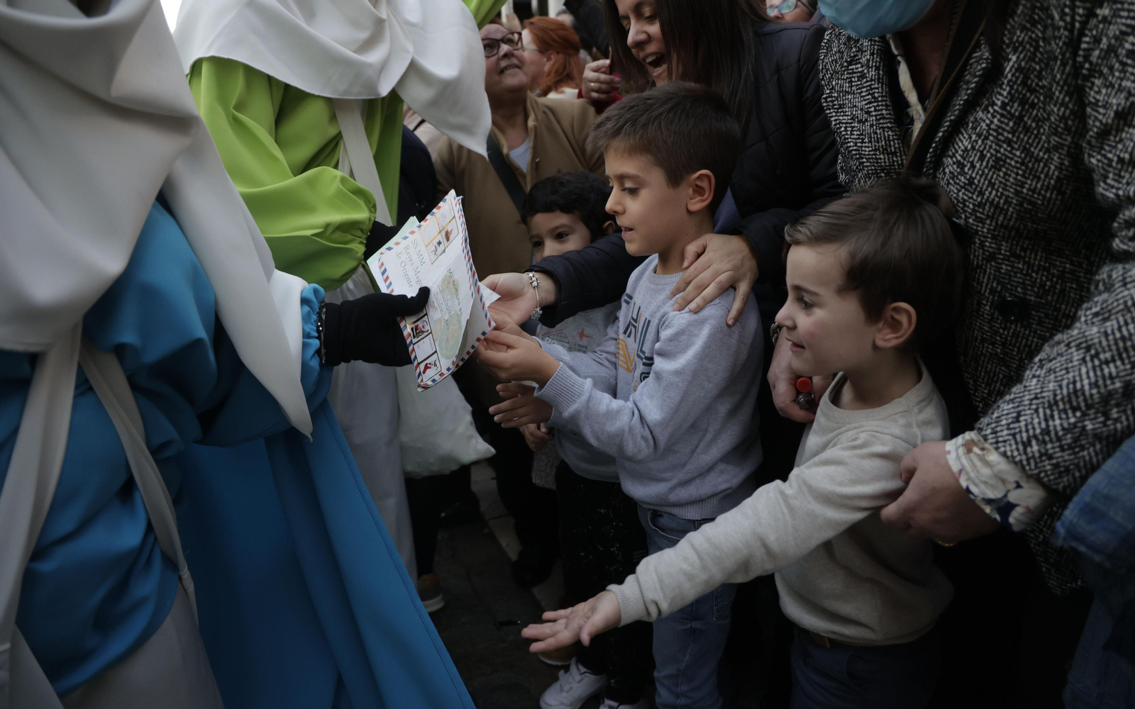 Las imágenes del Heraldo Real por las calles de Sevilla