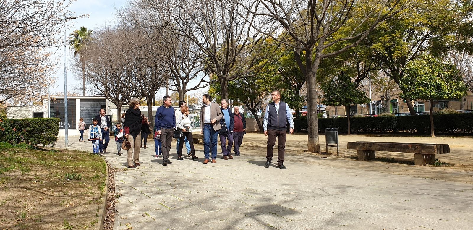 El alcalde durante su visita al barrio de Los Bermejales.
