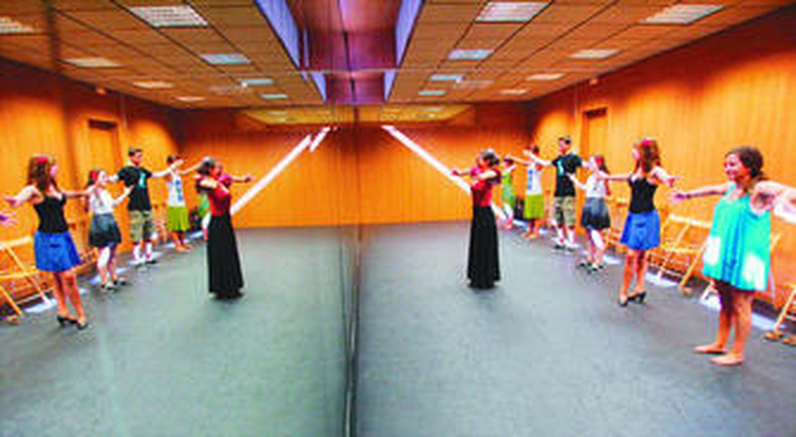 El grupo de americanos junto a su profesora de flamenco, Cristina Reina, en una de sus clases.