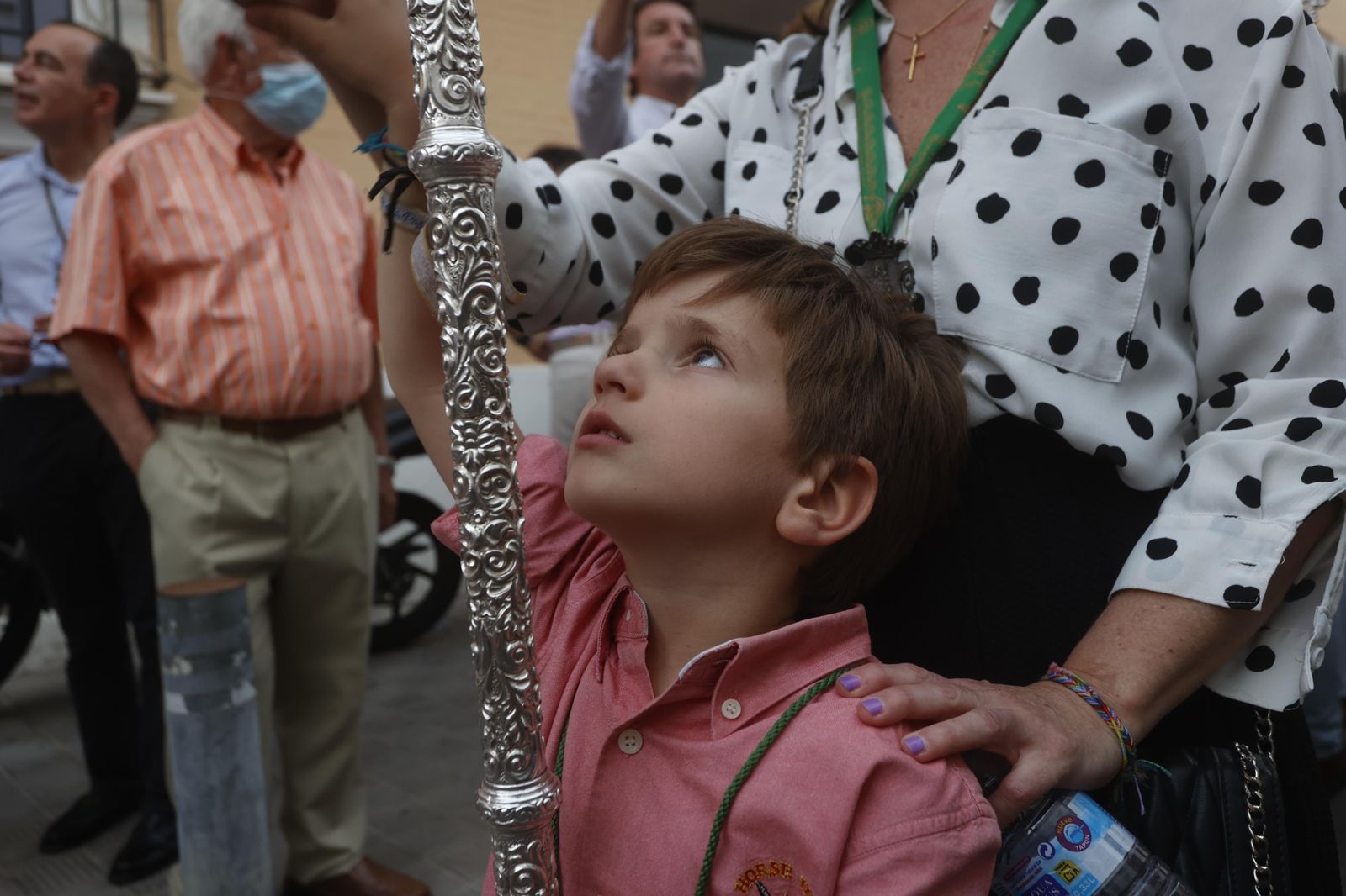 Imágenes del traslado del Simpecado de la Hermandad del Rocío de Triana