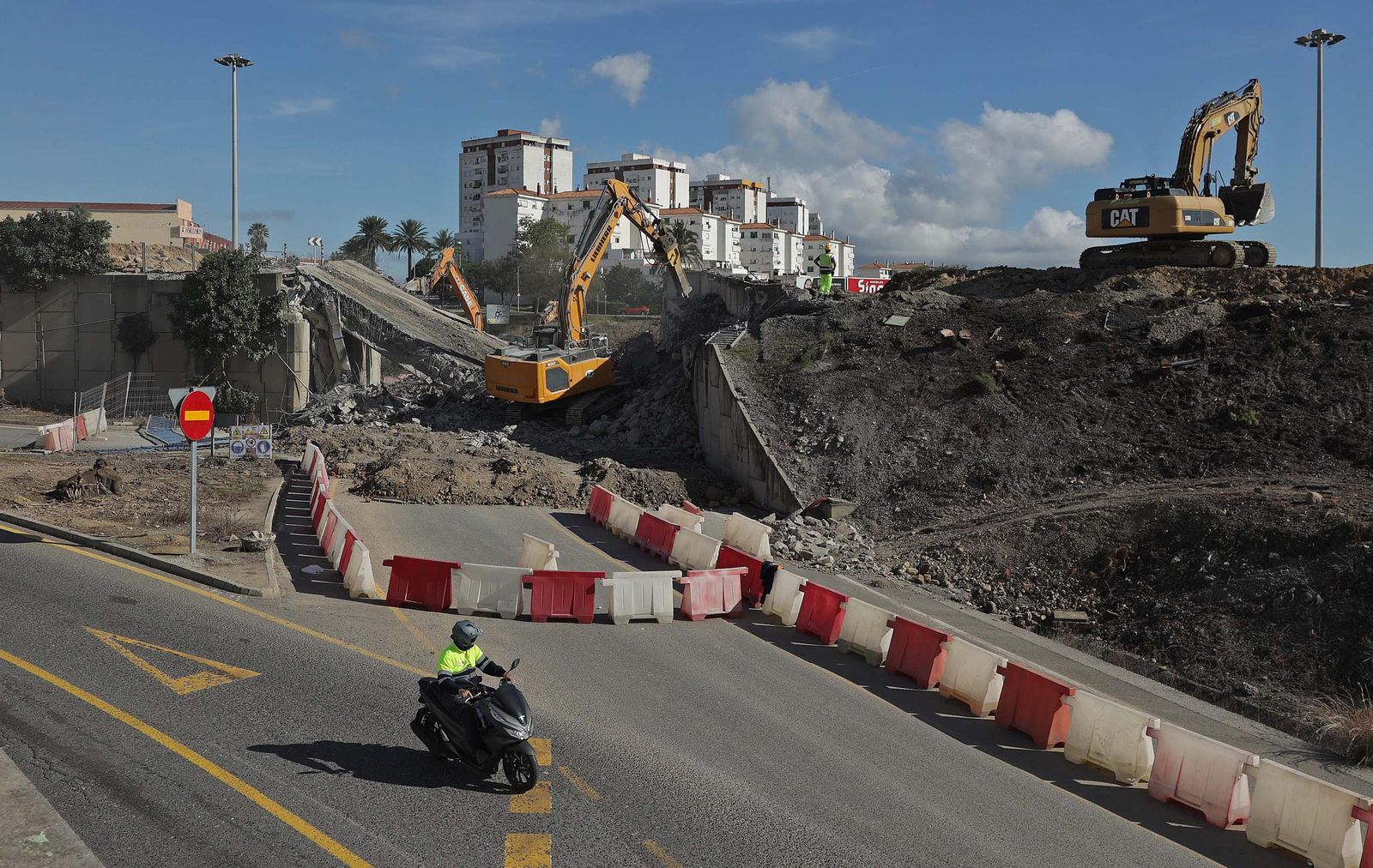 Fotos de la demolición del puente de Los Pastores en Algeciras
