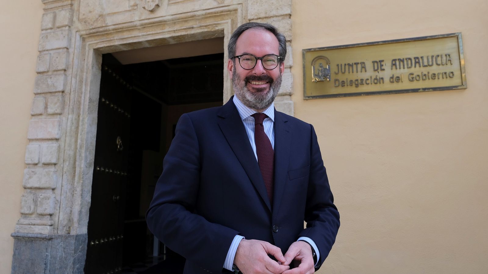 Adolfo Molina, en la puerta de la Delegación del Gobierno