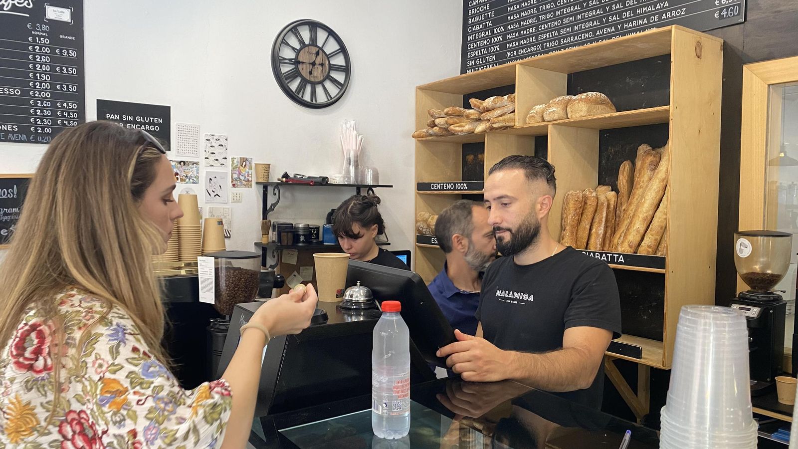 En Malamiga los clientes se suceden sin apenas descanso. En Malamiga los clientes se suceden sin apenas descanso.